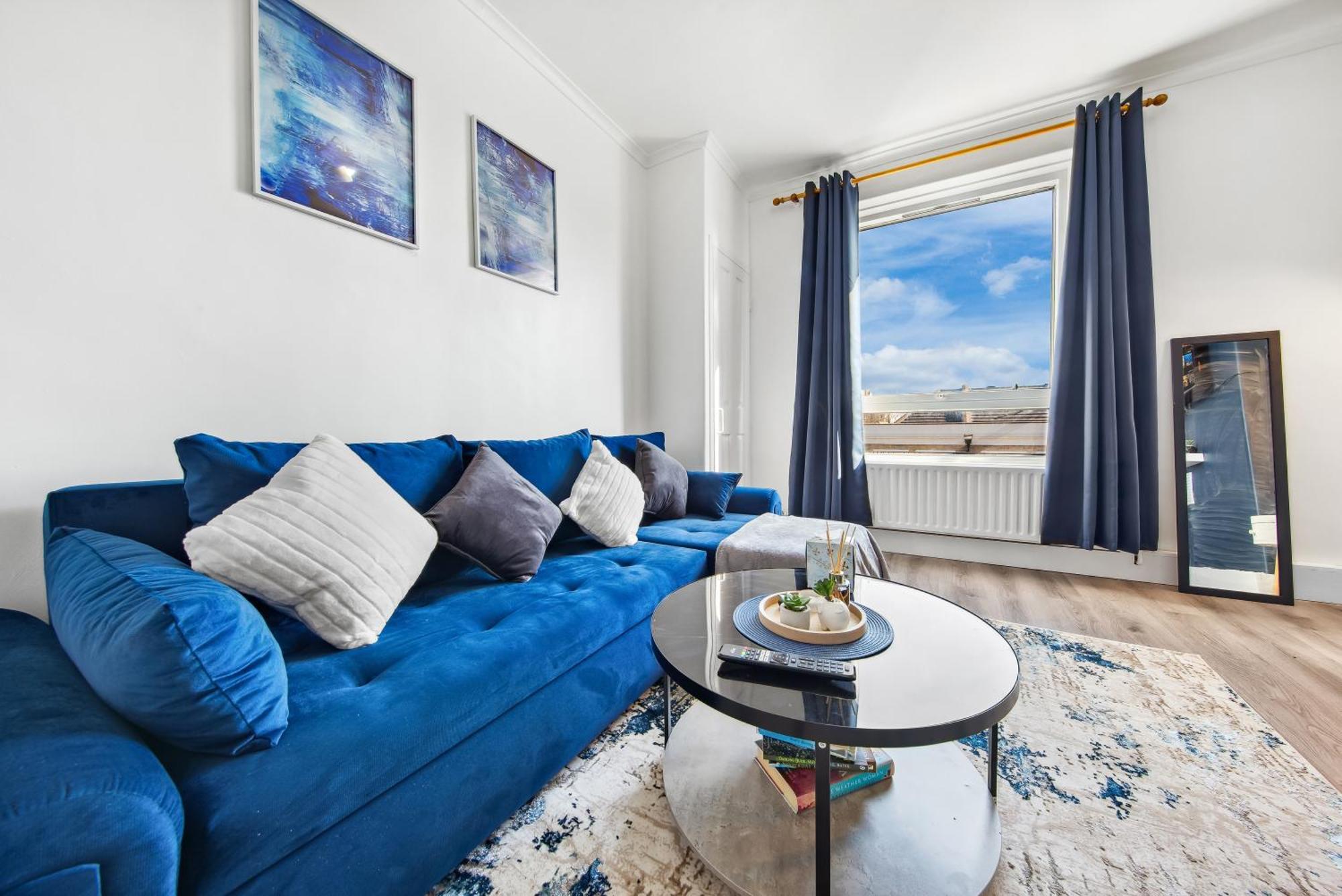 Modern 2 Bed Sleeps 7 Apartment London