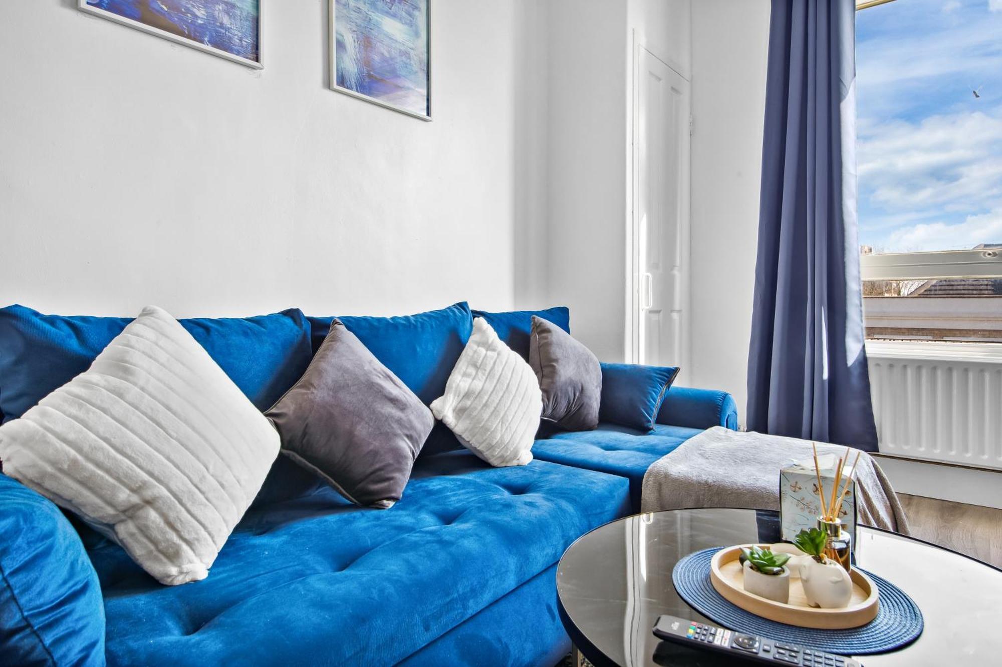 Apartment Modern 2 Bed Sleeps 7 London