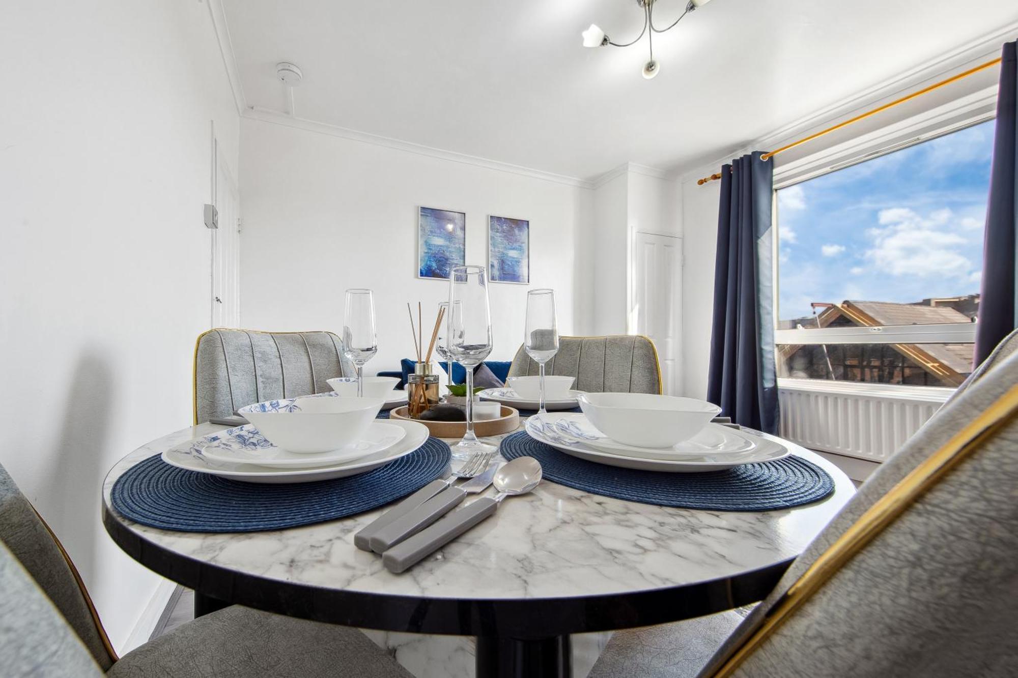 Modern 2 Bed Sleeps 7 Apartment London