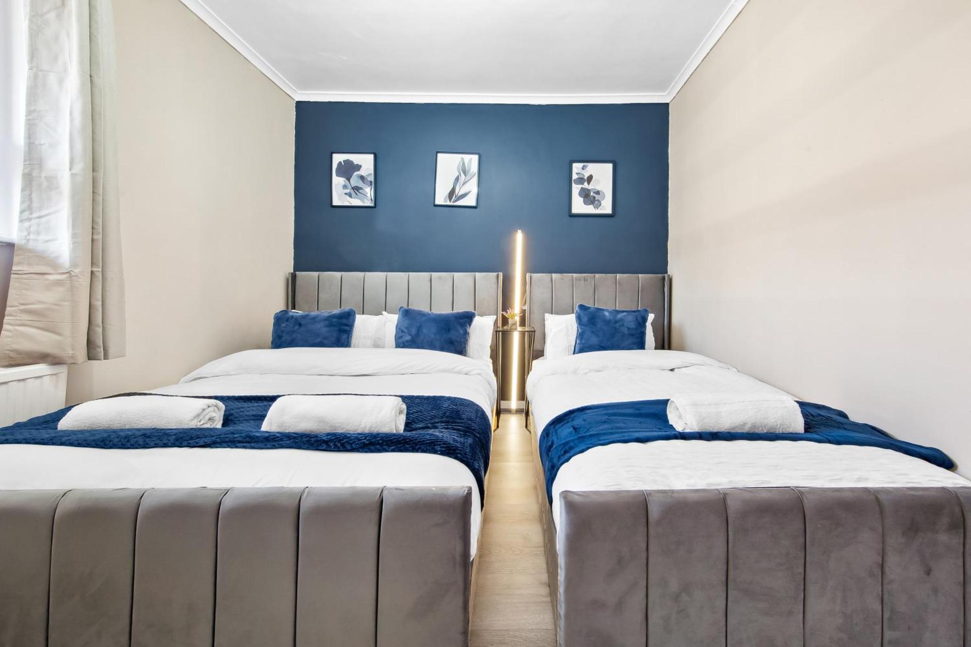 Modern 2 Bed Sleeps 7 Apartment *