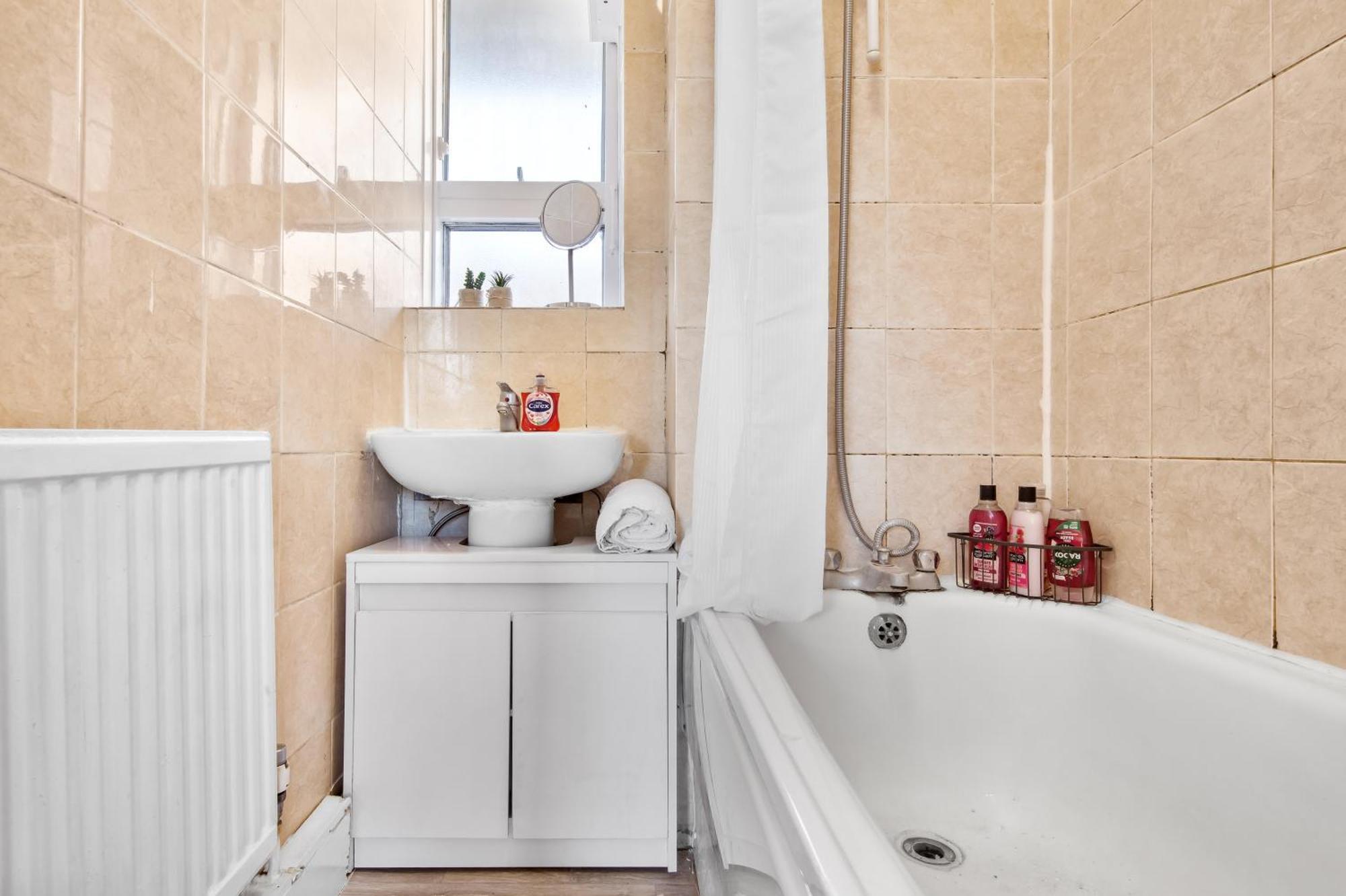 Modern 2 Bed Sleeps 7 * London