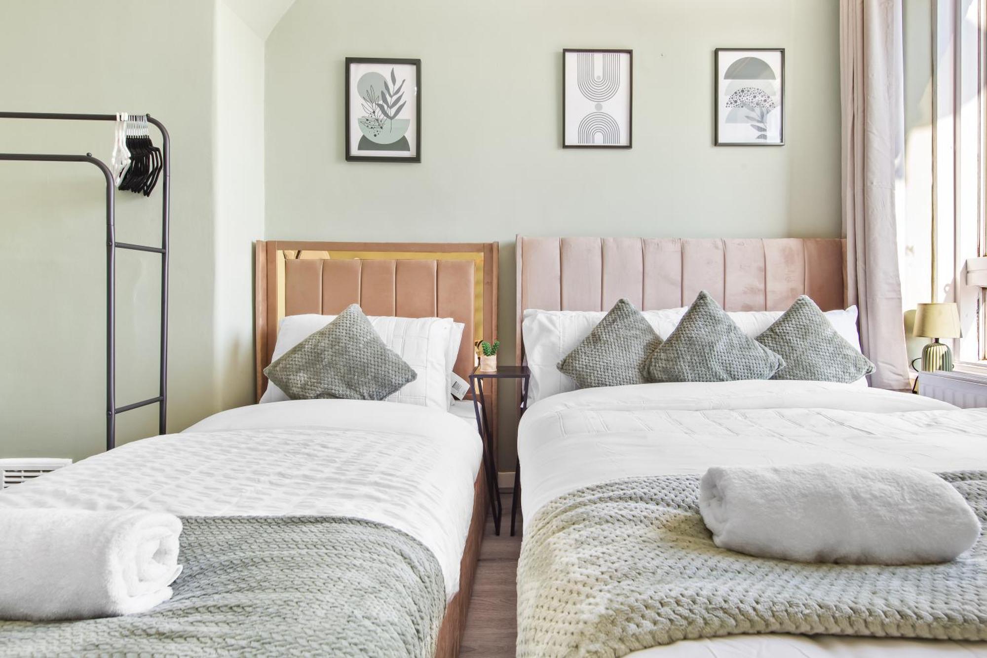 Modern 2 Bed Sleeps 7 *