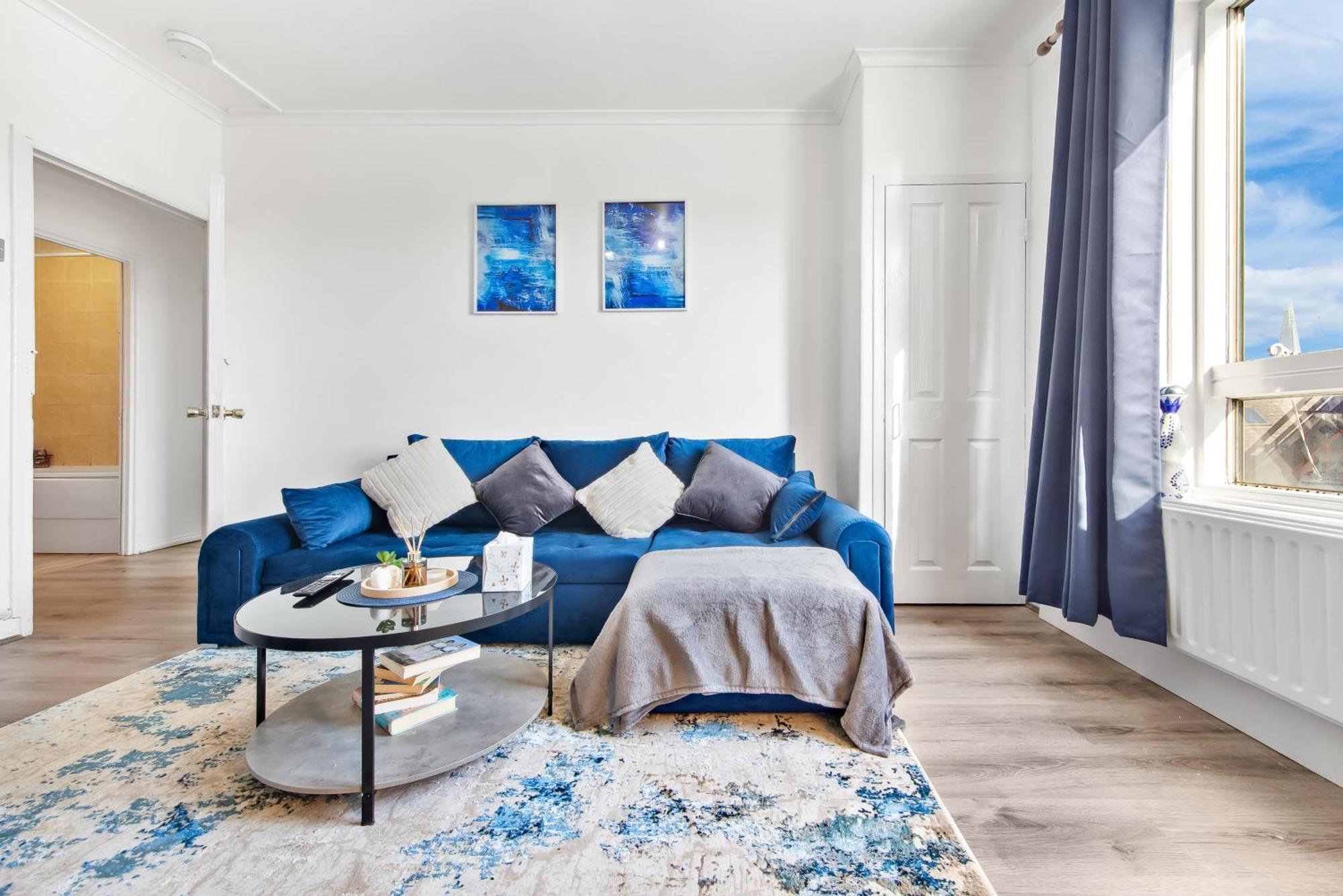 Modern 2 Bed Sleeps 7 Apartment *