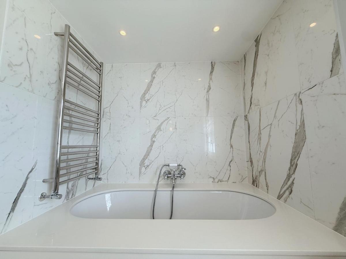 Stylish 3-bedroom Terrace House Near Earls Court Pousada Londres
