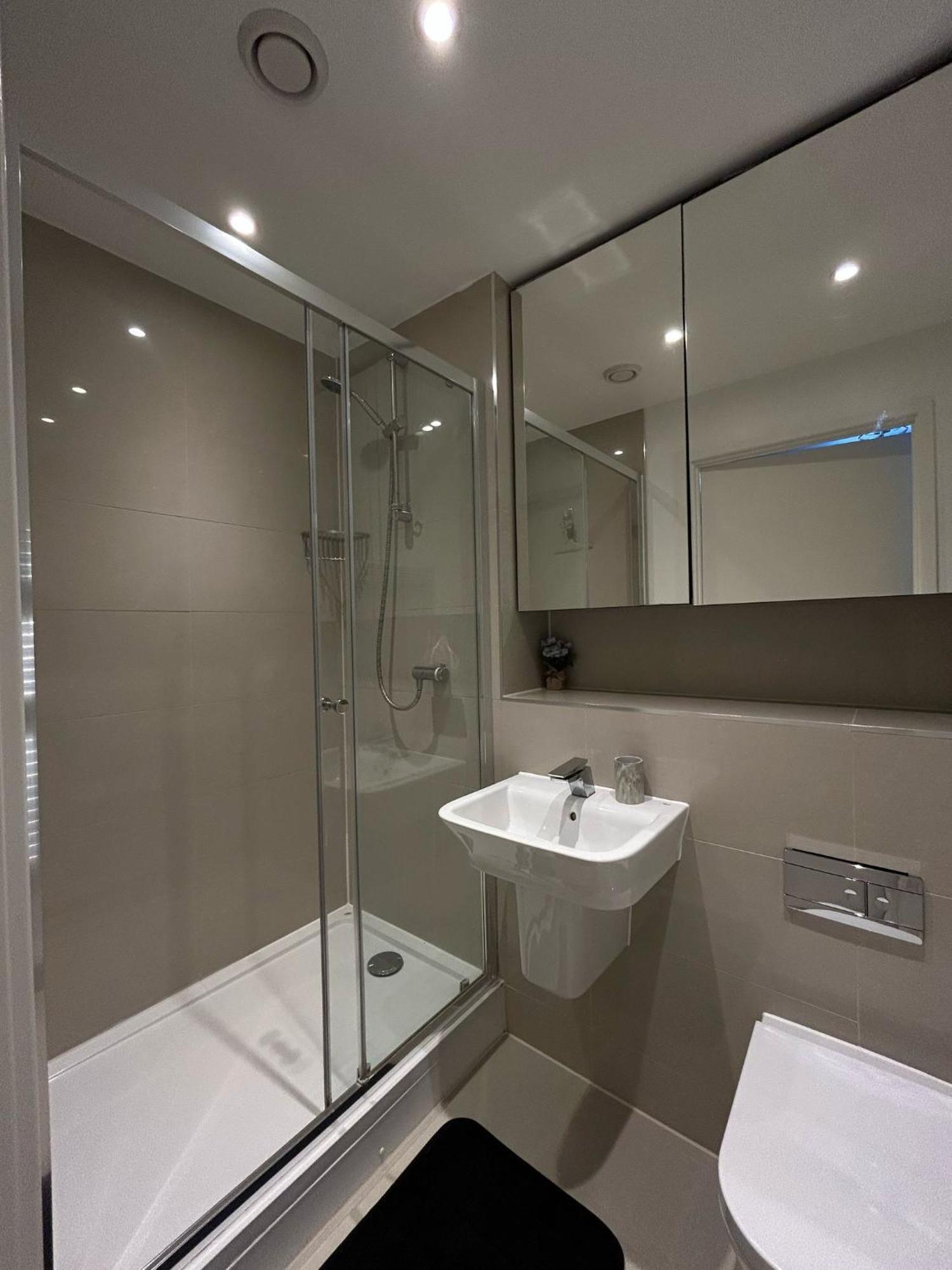 Apartment Modern 2-bedroom Flat Near Wembley - 9 Minutes From Park Royal Station London
