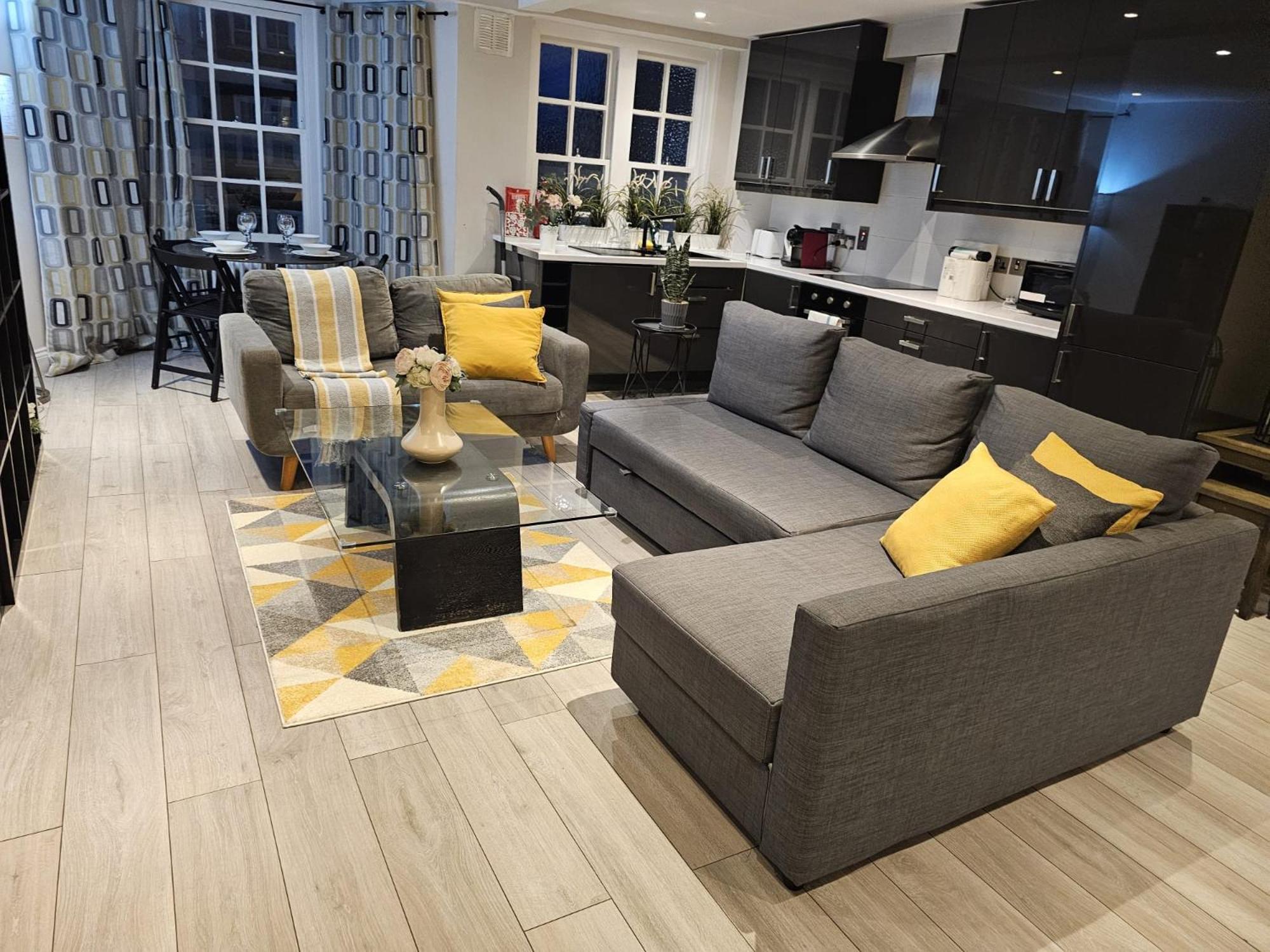 Stunning 3 Bedroom In Apartment *