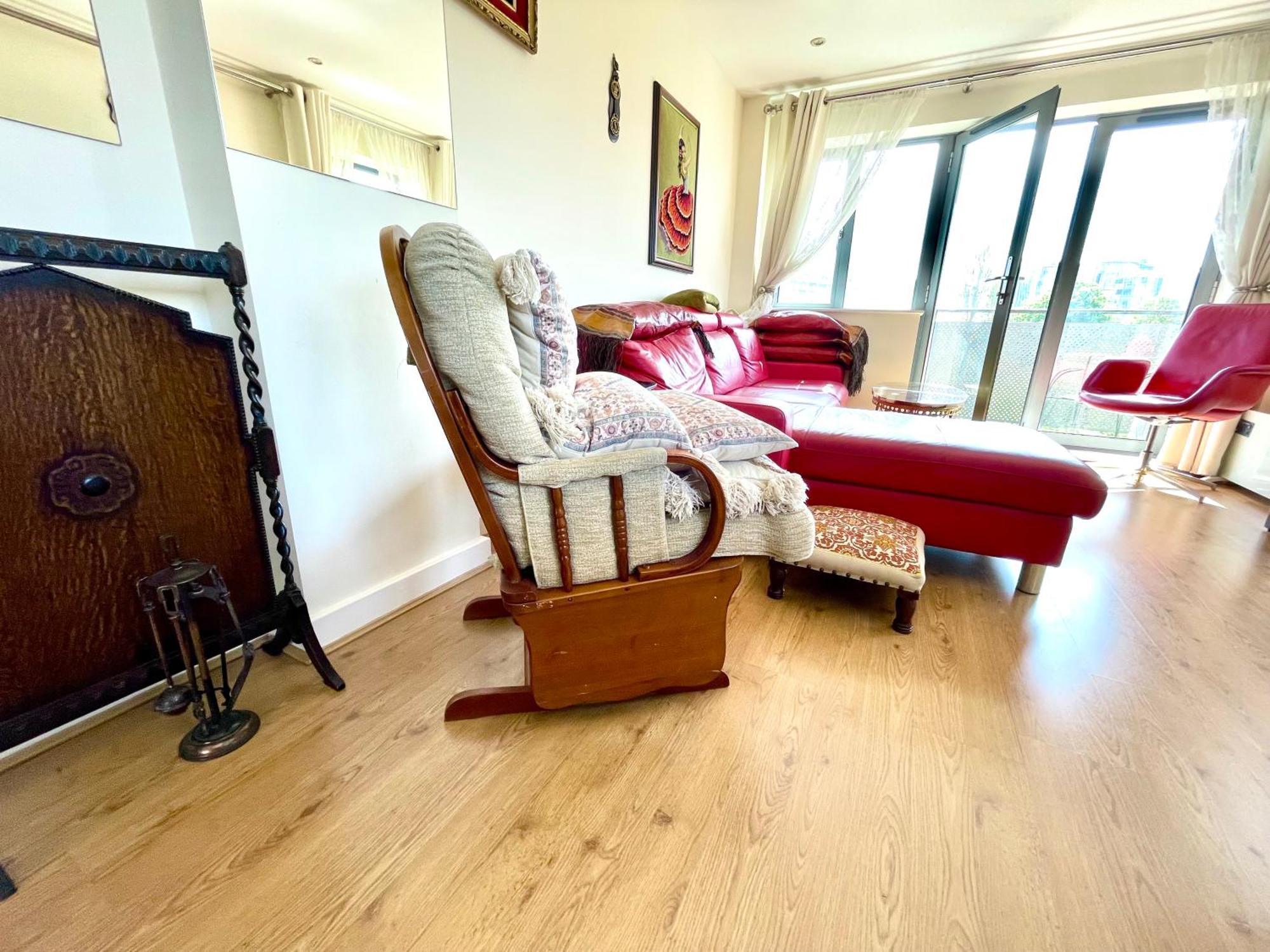 Waterfall Oasis: Luxury Wembley With Parking