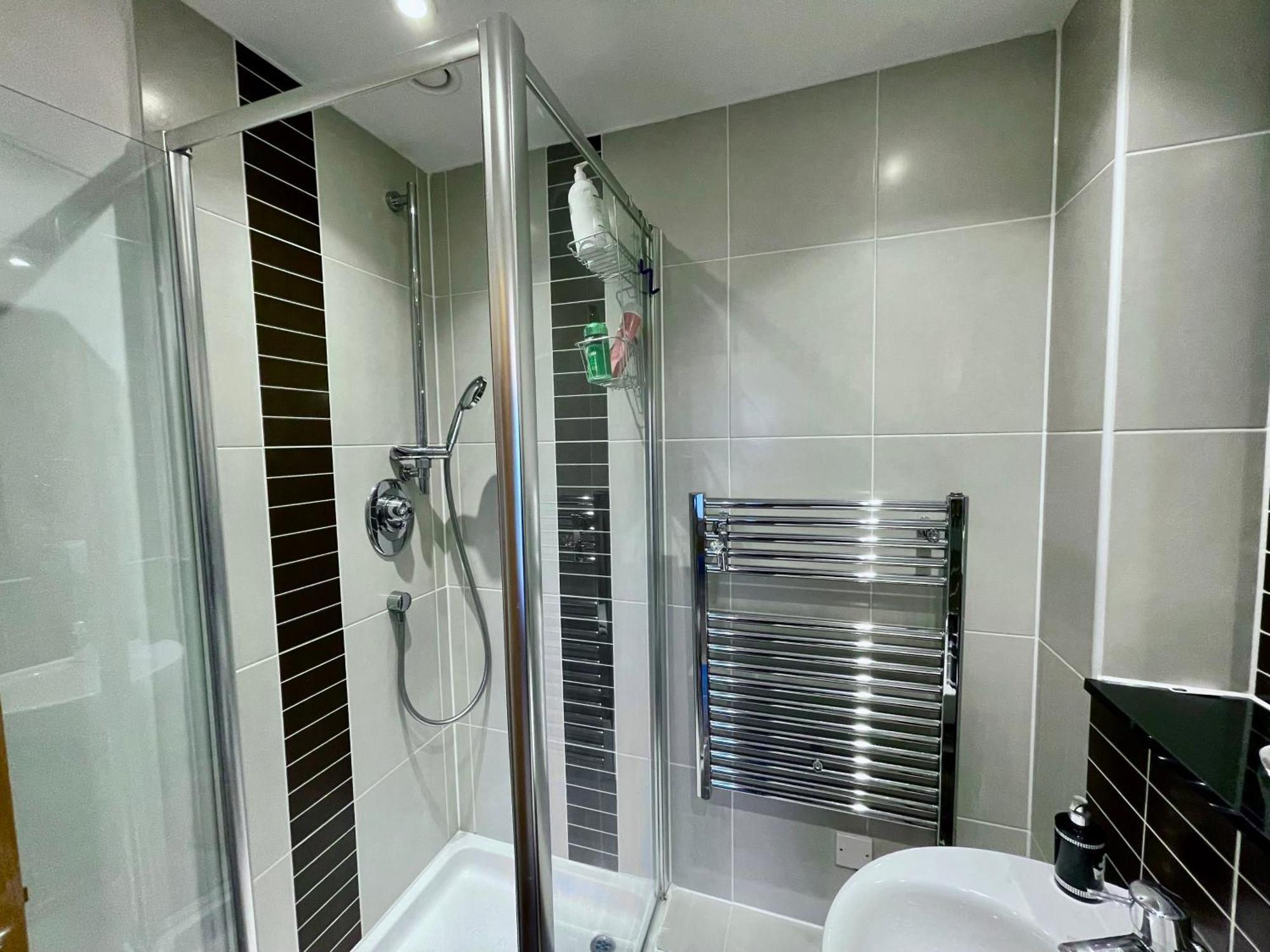 Waterfall Oasis: Luxury Wembley With Parking * London