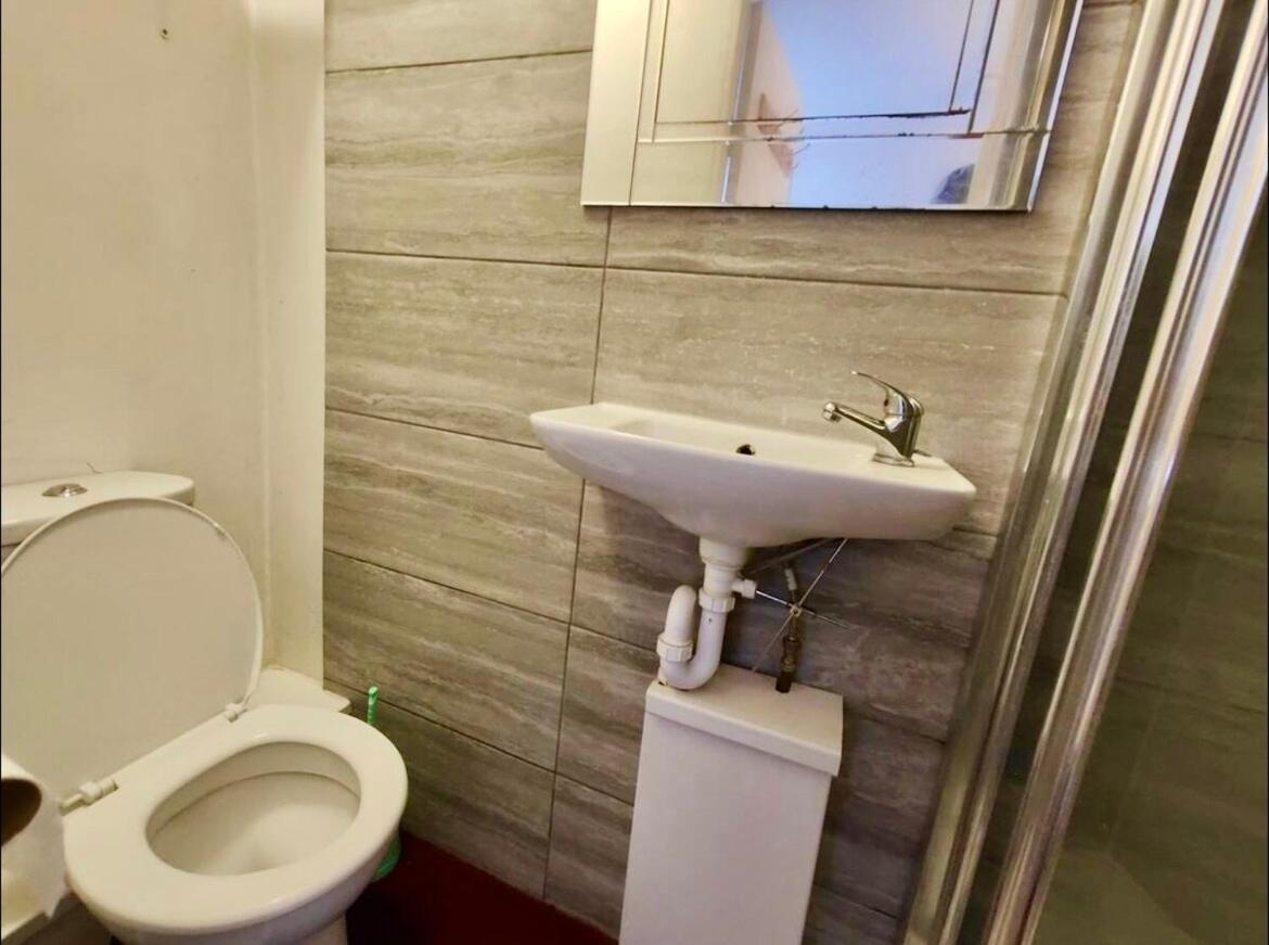 R8 Single Bed Superb En Apartment *