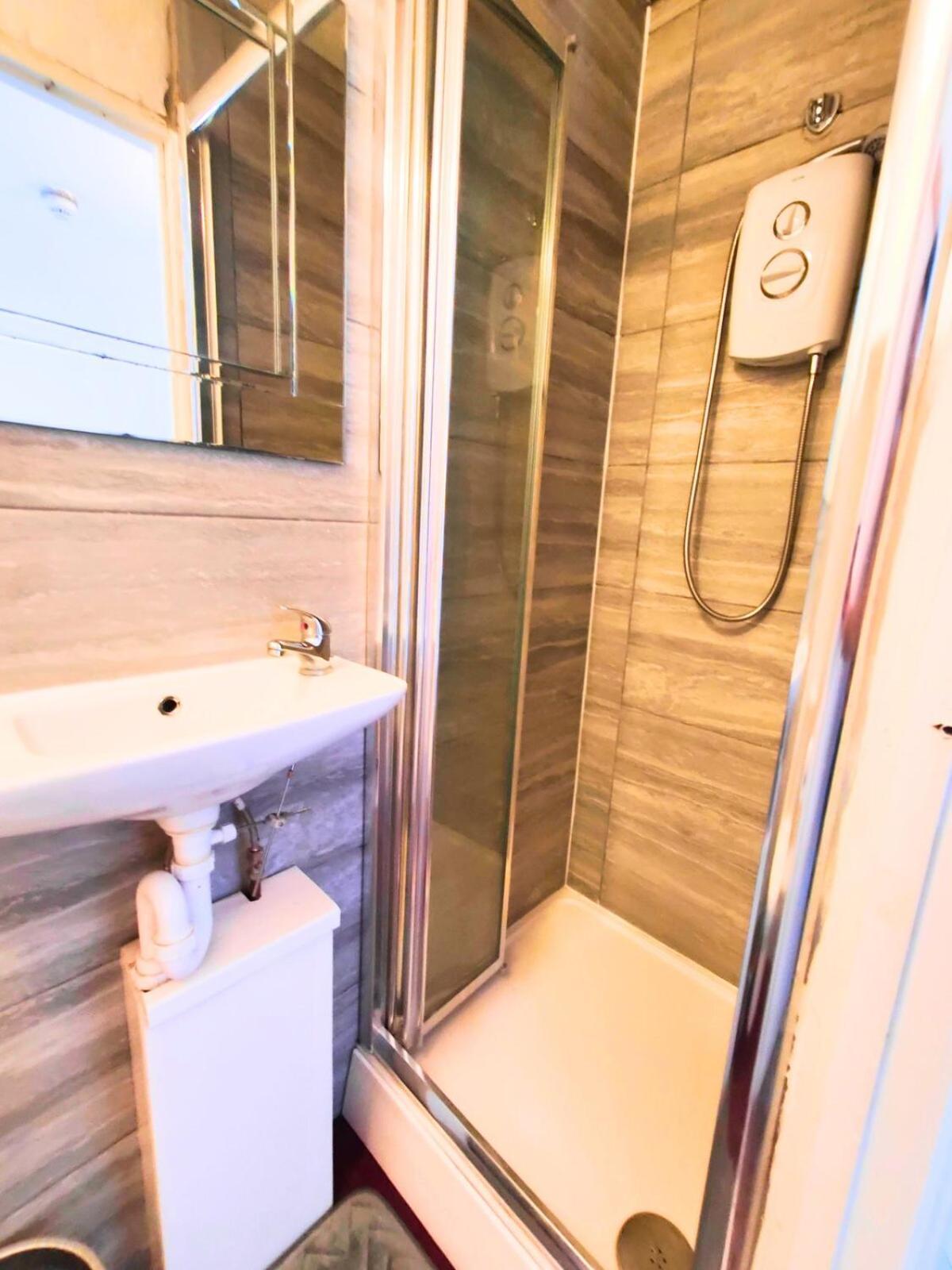 R8 Single Bed Superb En Apartment *