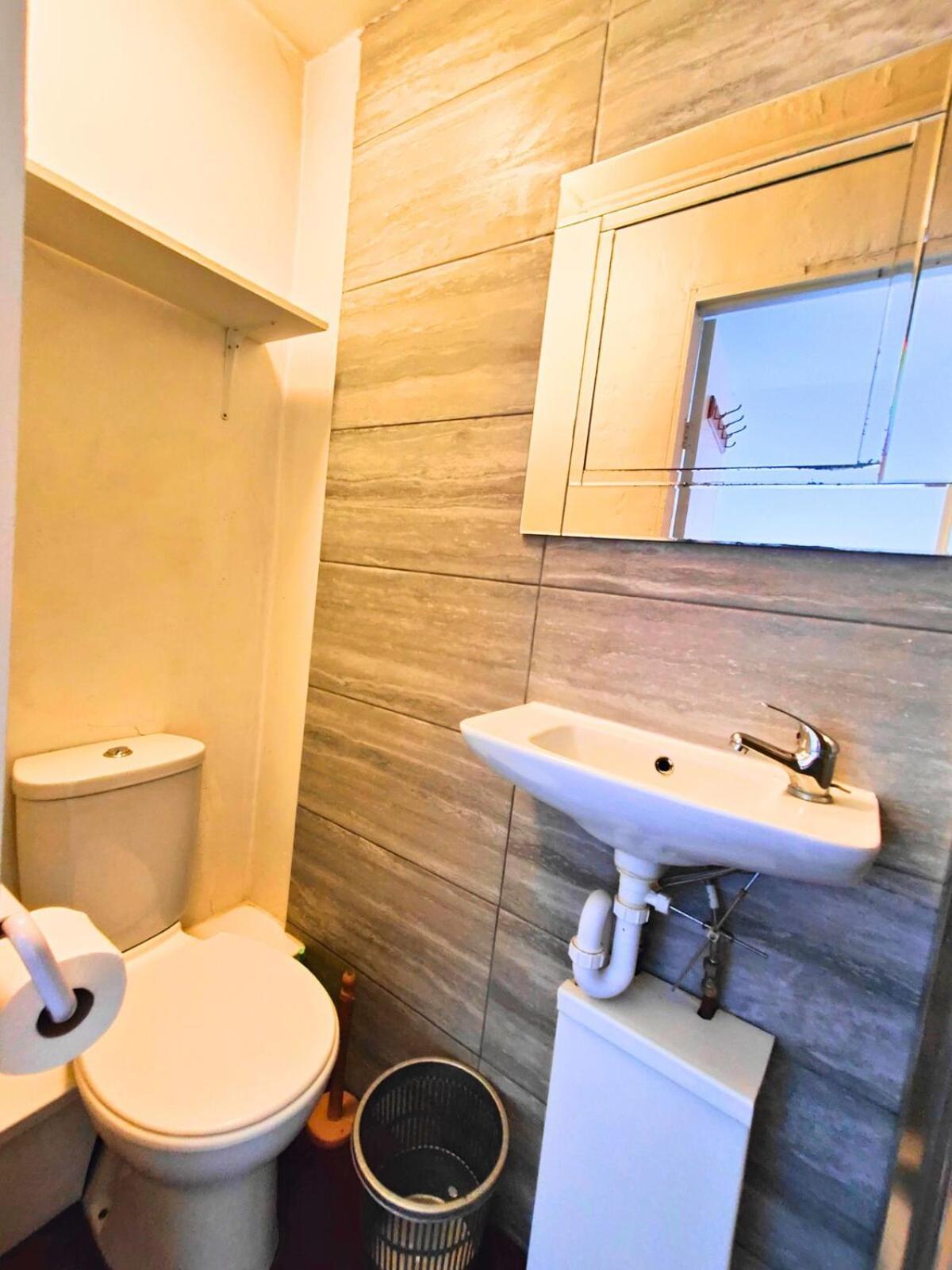 R8 Single Bed Superb En Apartment London