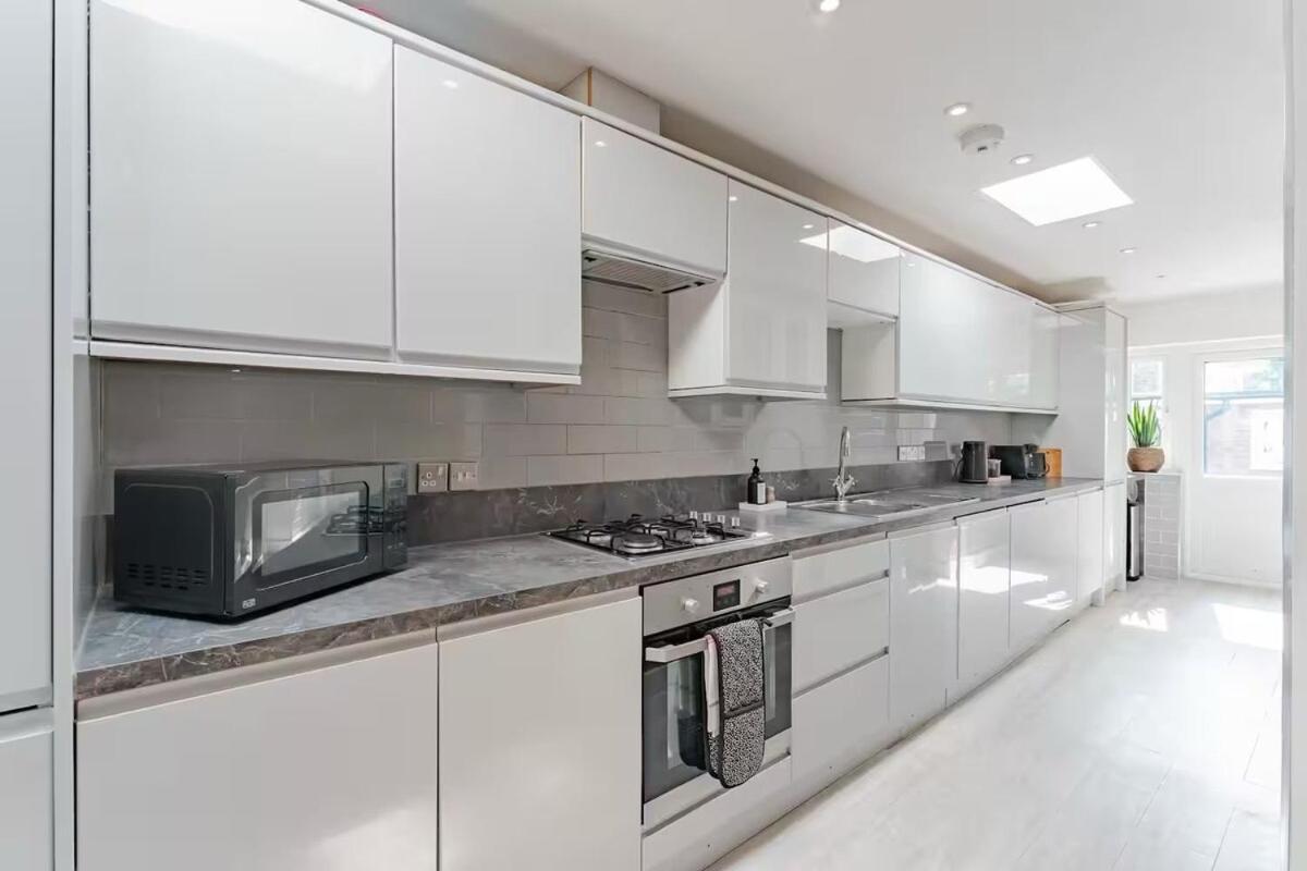 The Stylish Shamrock City Escape - Luxury Apt With Garden - Near Westfields - Sleeps 8