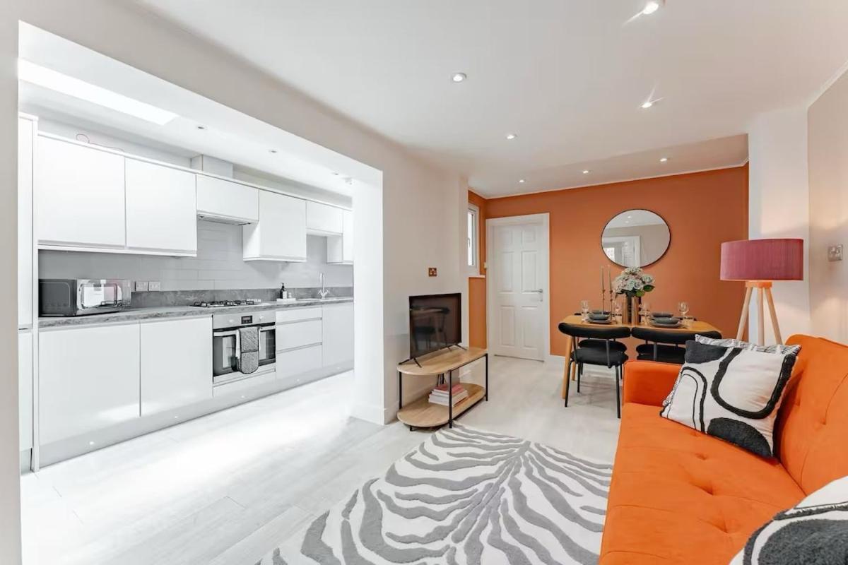 Apartment The Stylish Shamrock City Escape - Luxury Apt With Garden - Near Westfields - Sleeps 8