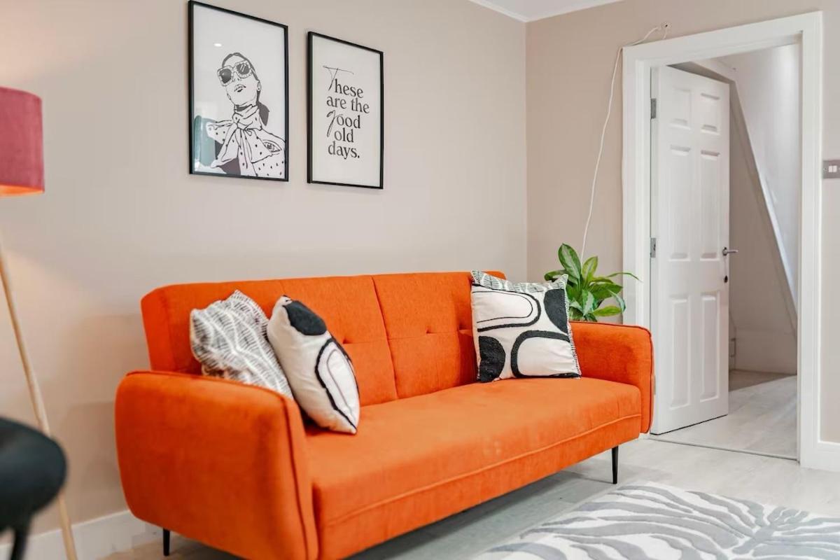 The Stylish Shamrock City Escape - Luxury Apt With Garden - Near Westfields - Sleeps 8 Apartment *