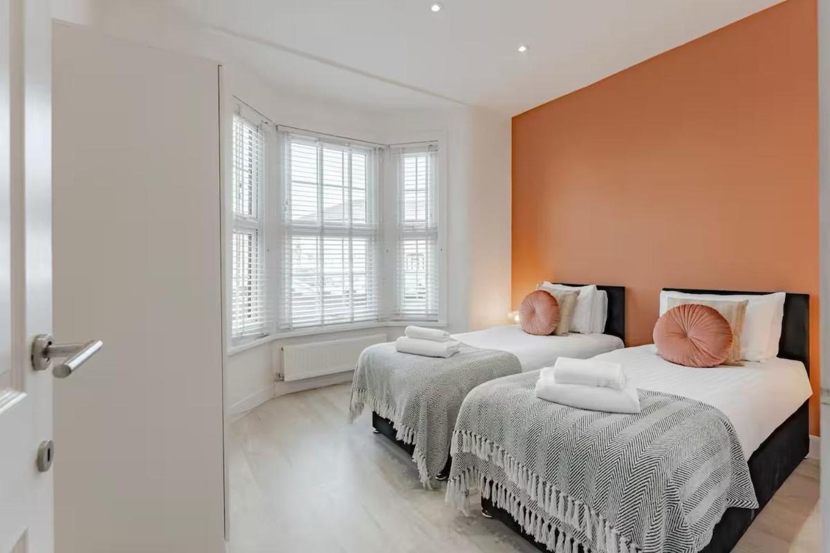 Apartment The Stylish Shamrock City Escape - Luxury Apt With Garden - Near Westfields - Sleeps 8 *