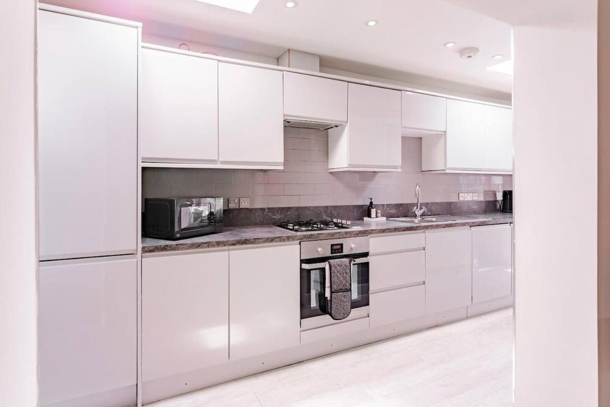 The Stylish Shamrock City Escape - Luxury Apt With Garden - Near Westfields - Sleeps 8 London