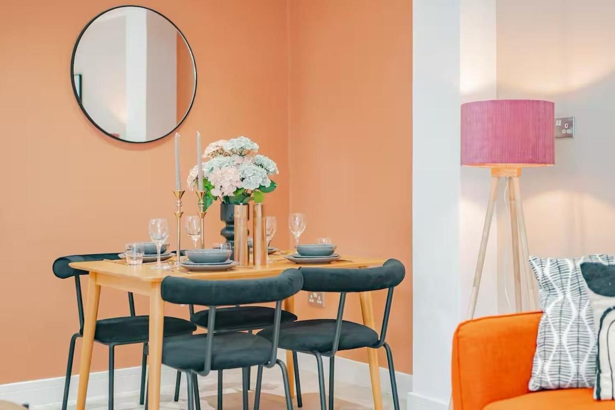 The Stylish Shamrock City Escape - Luxury Apt With Garden - Near Westfields - Sleeps 8