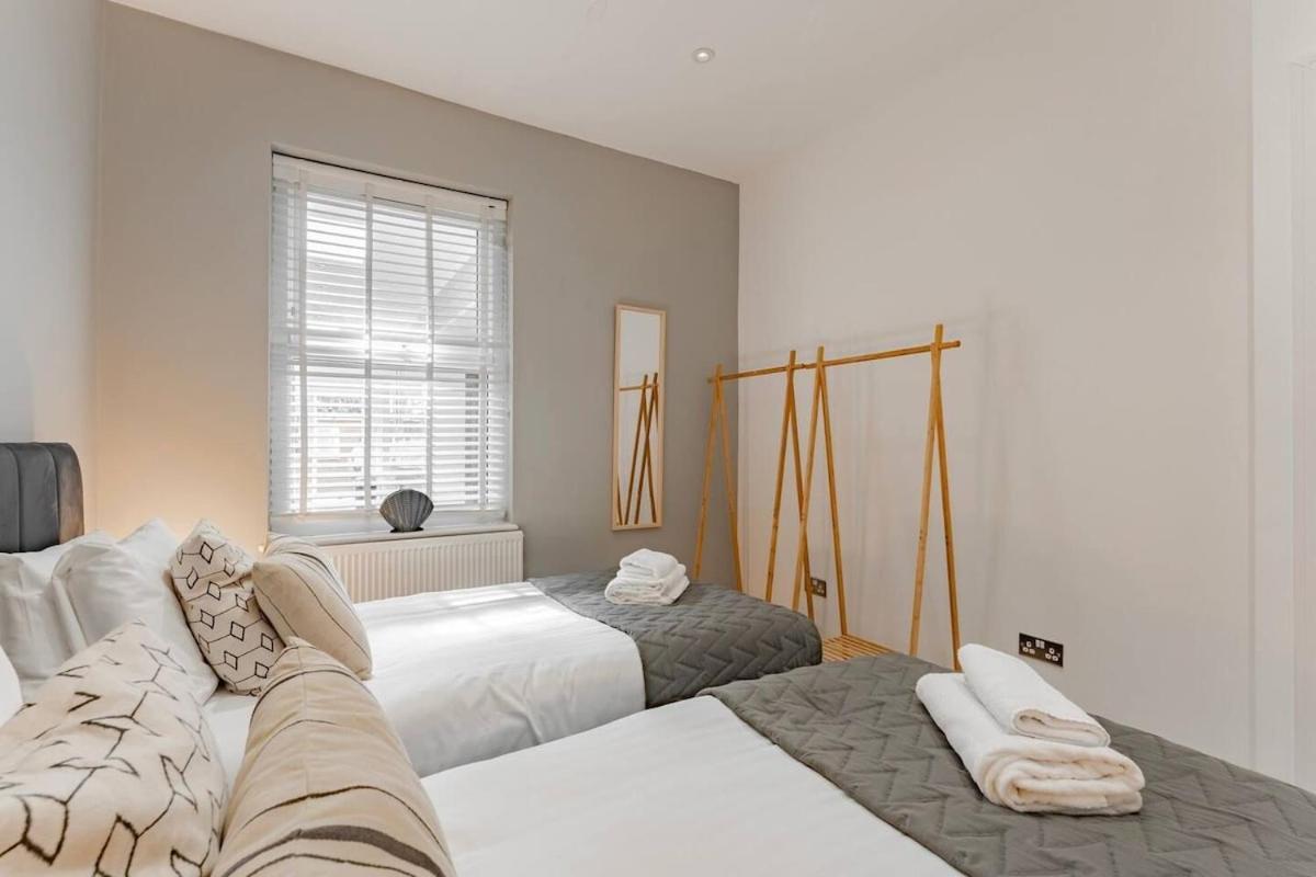 Apartment The Stylish Shamrock City Escape - Luxury Apt With Garden - Near Westfields - Sleeps 8