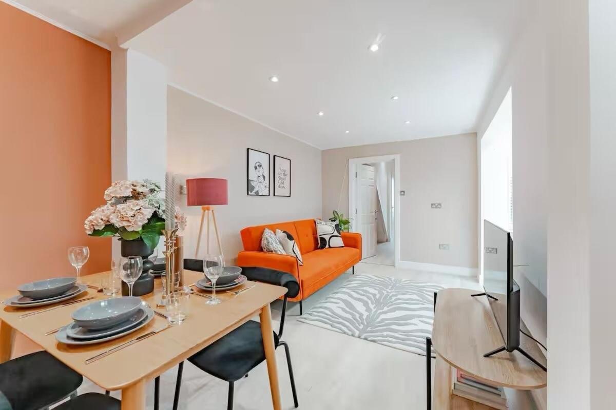 Apartment The Stylish Shamrock City Escape - Luxury Apt With Garden - Near Westfields - Sleeps 8 *