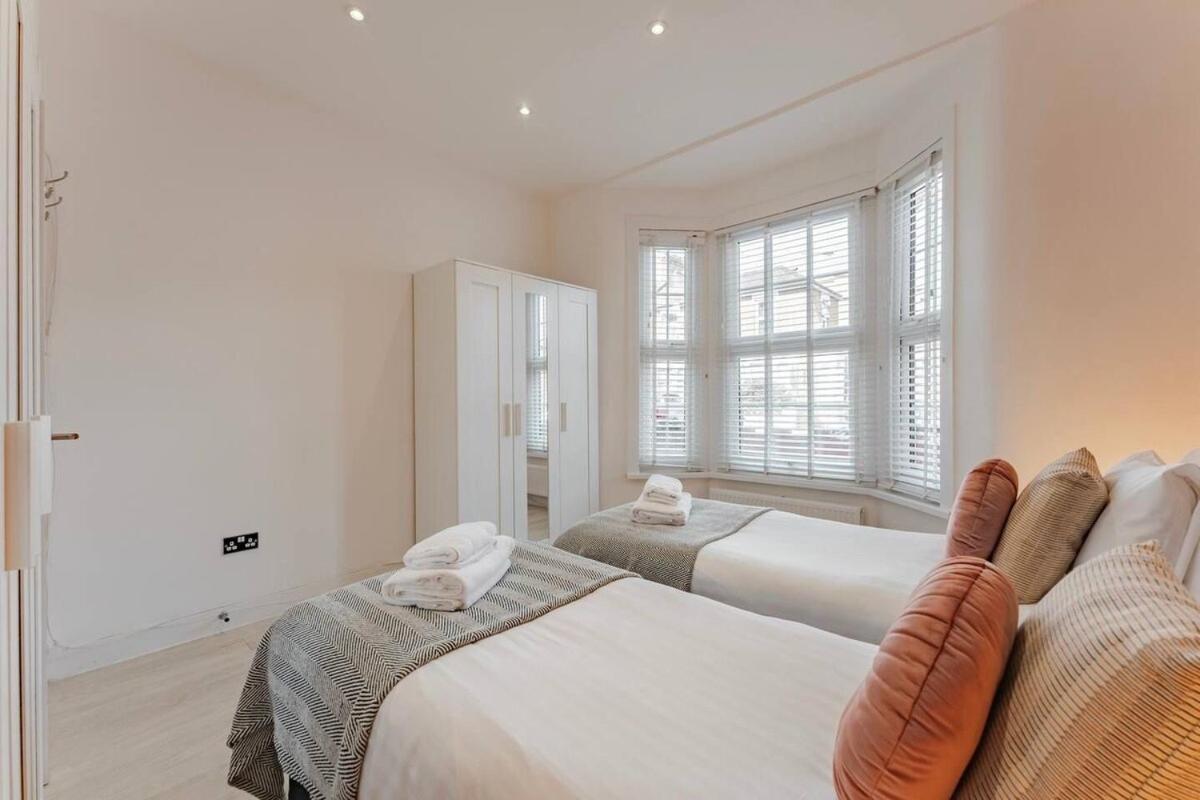 The Stylish Shamrock City Escape - Luxury Apt With Garden - Near Westfields - Sleeps 8 Apartment London