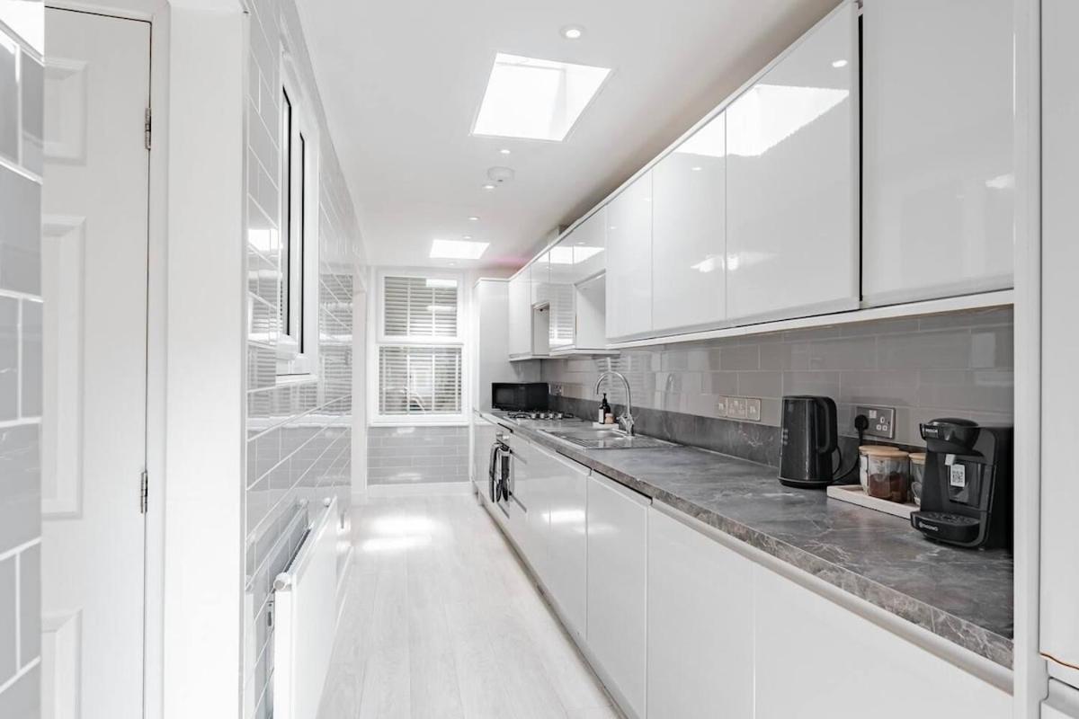 Apartment The Stylish Shamrock City Escape - Luxury Apt With Garden - Near Westfields - Sleeps 8 London