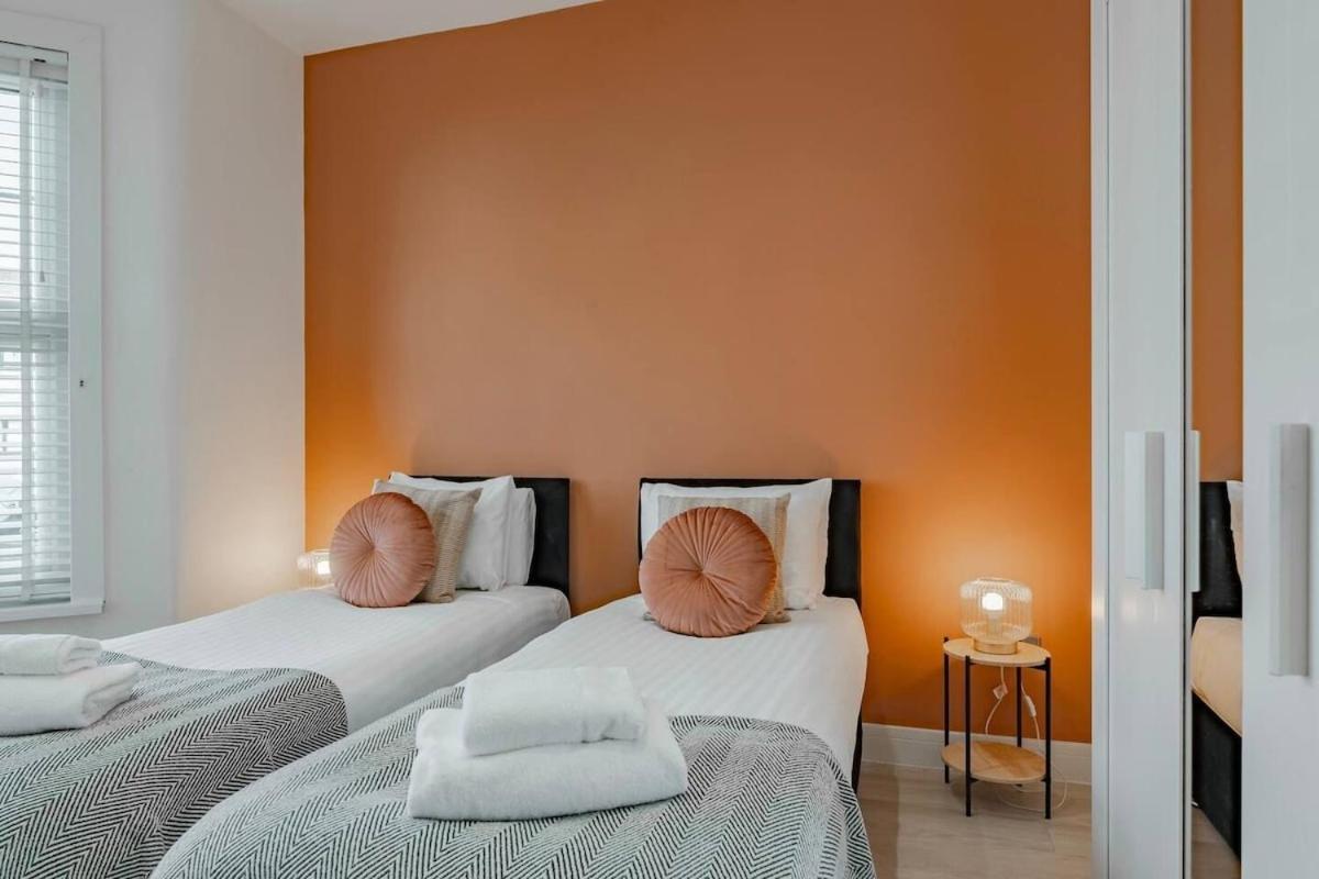 The Stylish Shamrock City Escape - Luxury Apt With Garden - Near Westfields - Sleeps 8 *