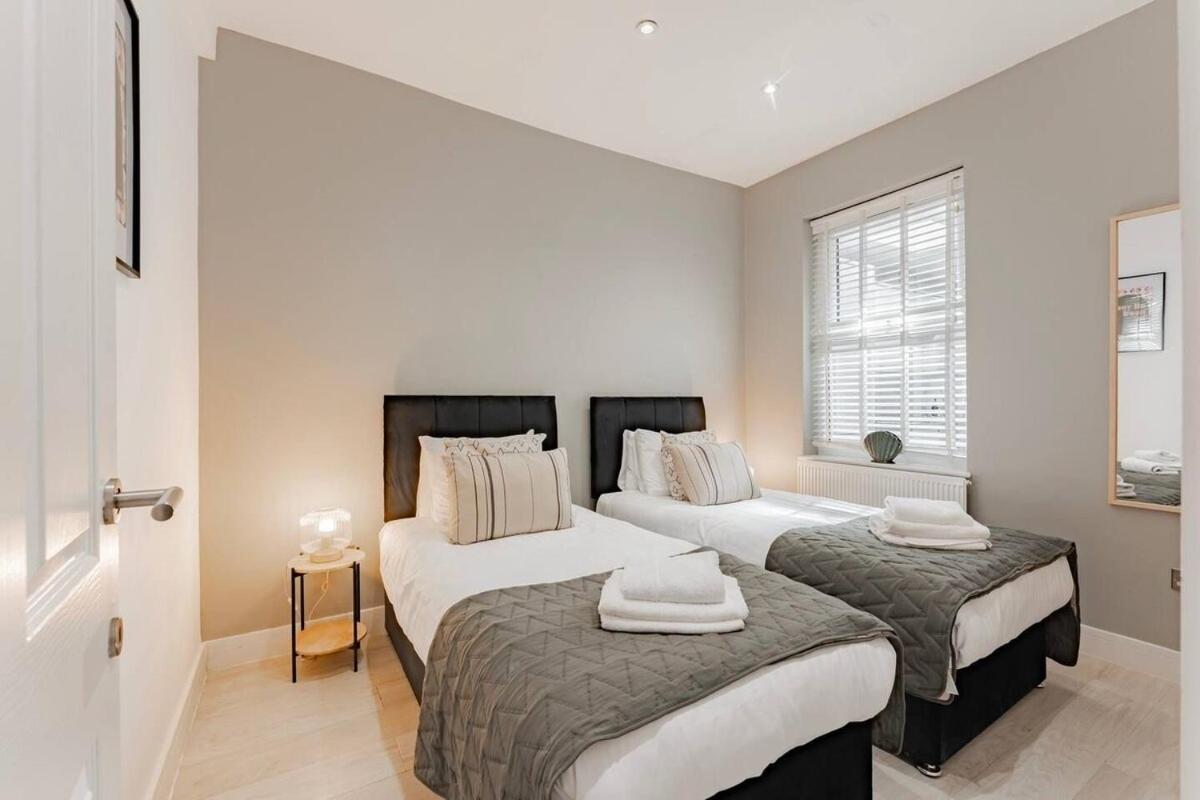The Stylish Shamrock City Escape - Luxury Apt With Garden - Near Westfields - Sleeps 8 London