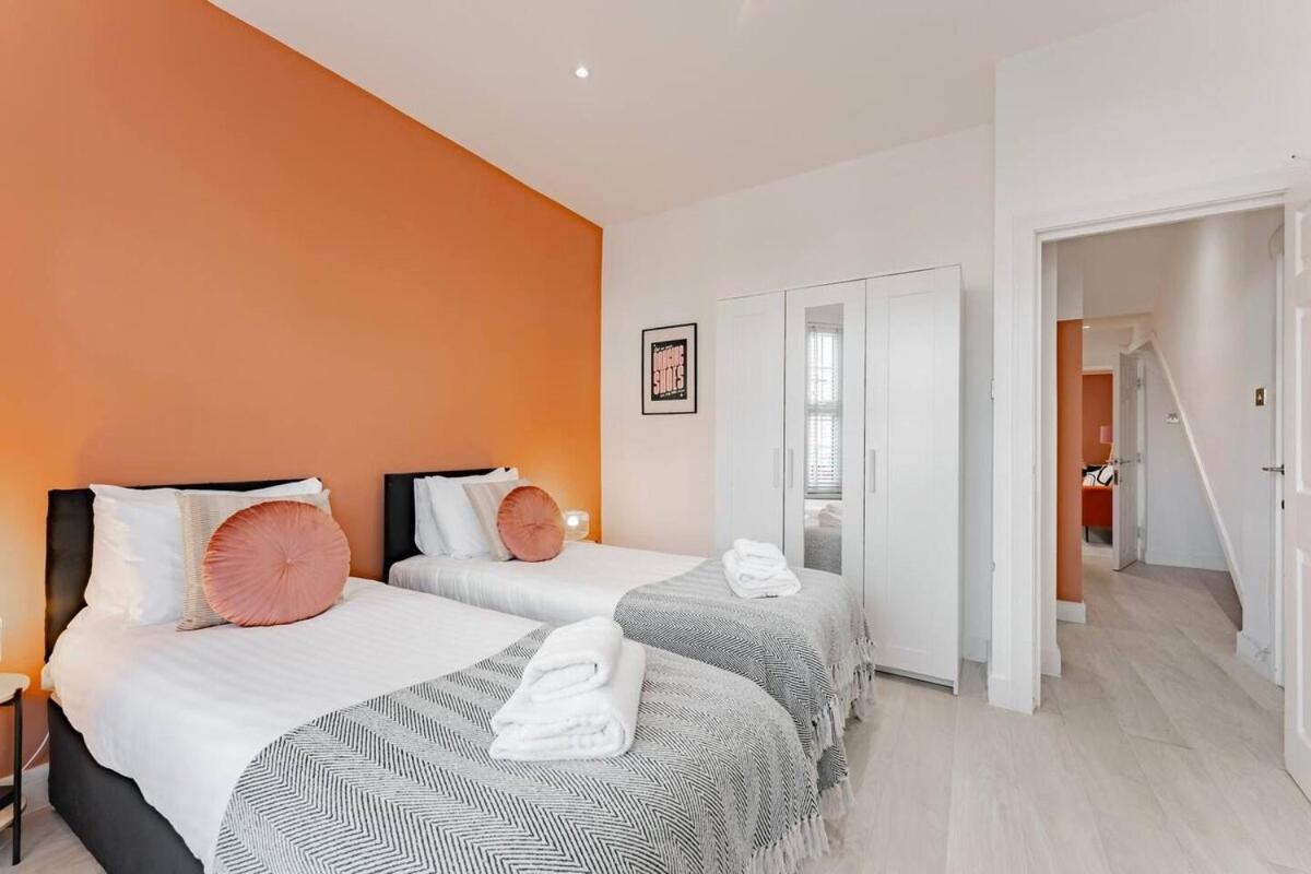 The Stylish Shamrock City Escape - Luxury Apt With Garden - Near Westfields - Sleeps 8 * London