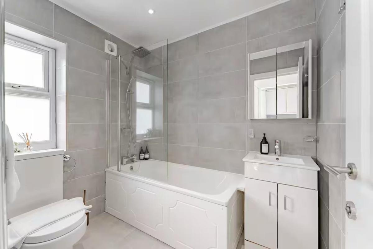 Apartment The Stylish Shamrock City Escape - Luxury Apt With Garden - Near Westfields - Sleeps 8