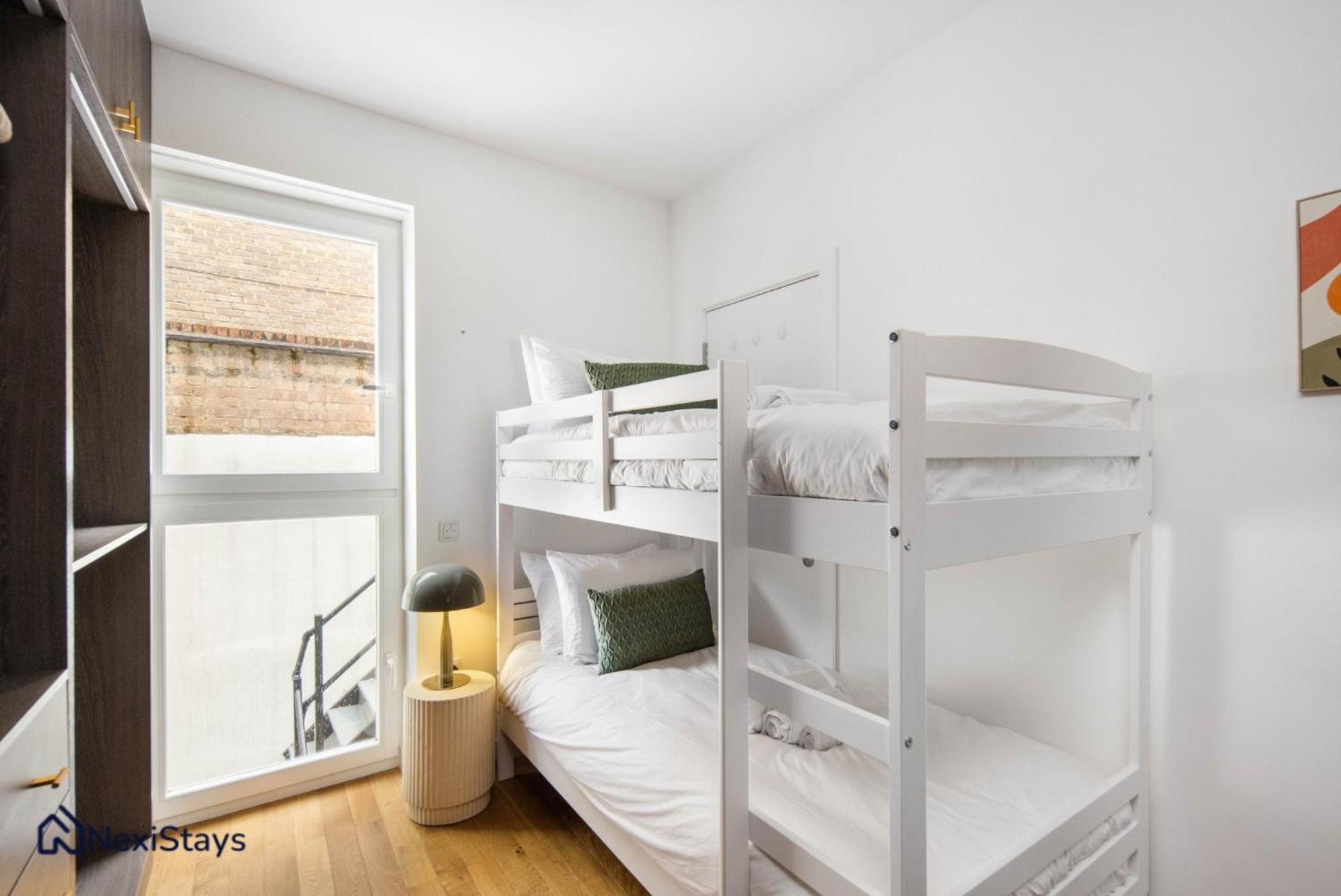1 Min Walk To Euston Station, Modern Townhouse Apartment London