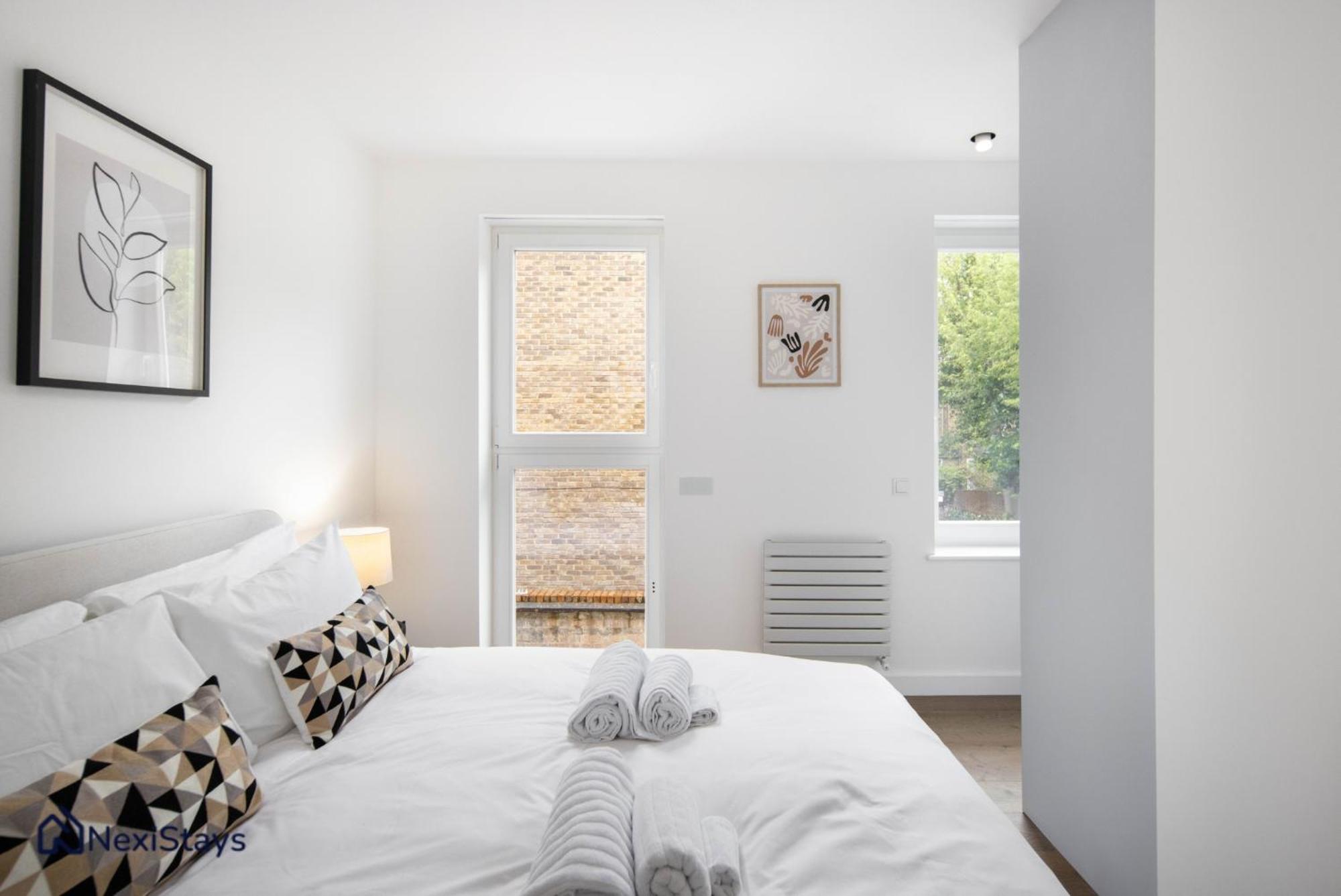 1 Min Walk To Euston Station, Modern Townhouse Apartment