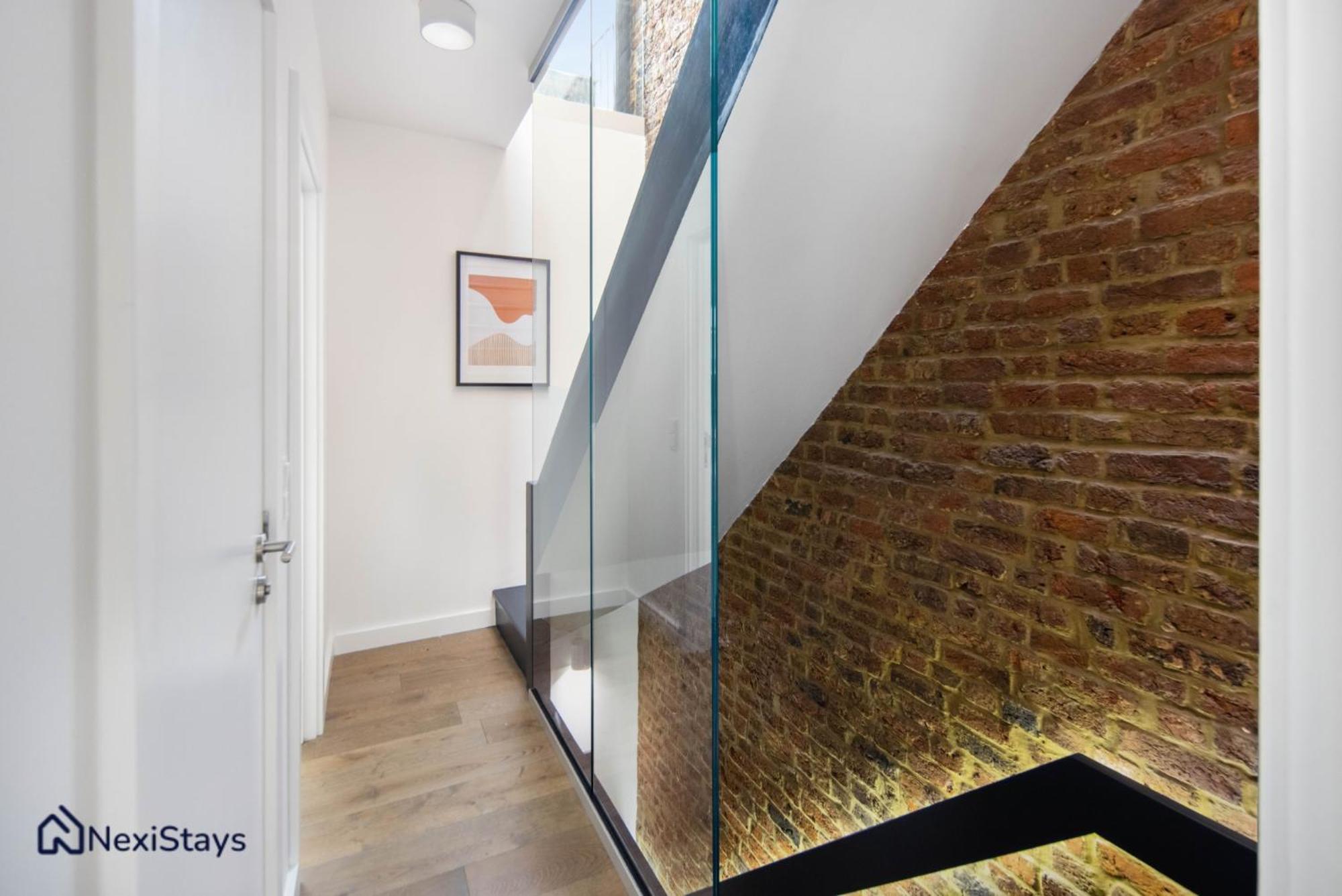1 Min Walk To Euston Station, Modern Townhouse Apartment *