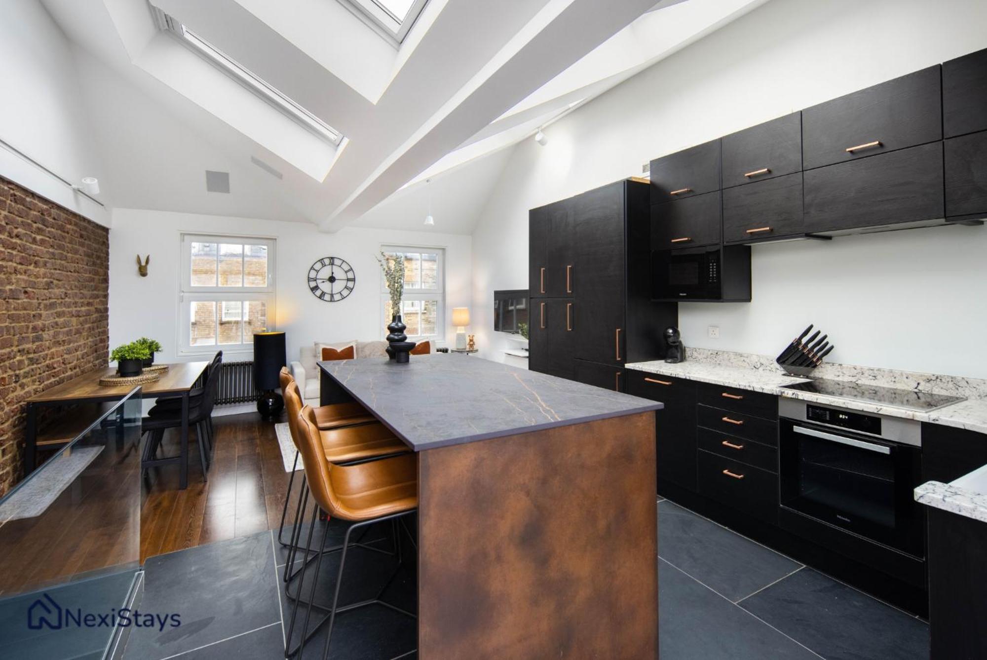 1 Min Walk To Euston Station, Modern Townhouse Apartment London