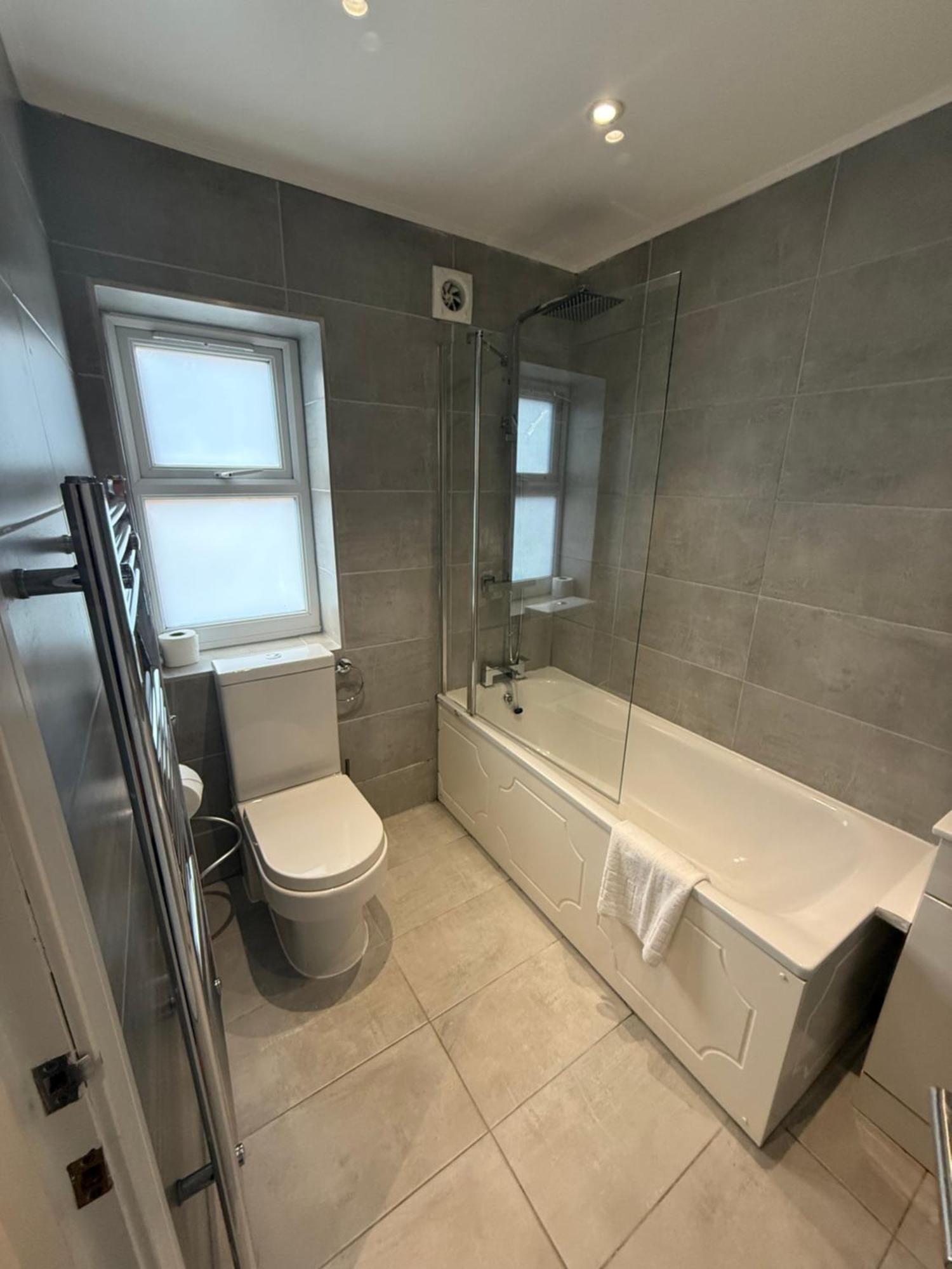 Apartment The Stylish Shamrock City Escape - Luxury Apt With Garden - Near Westfields - Sleeps 8 *