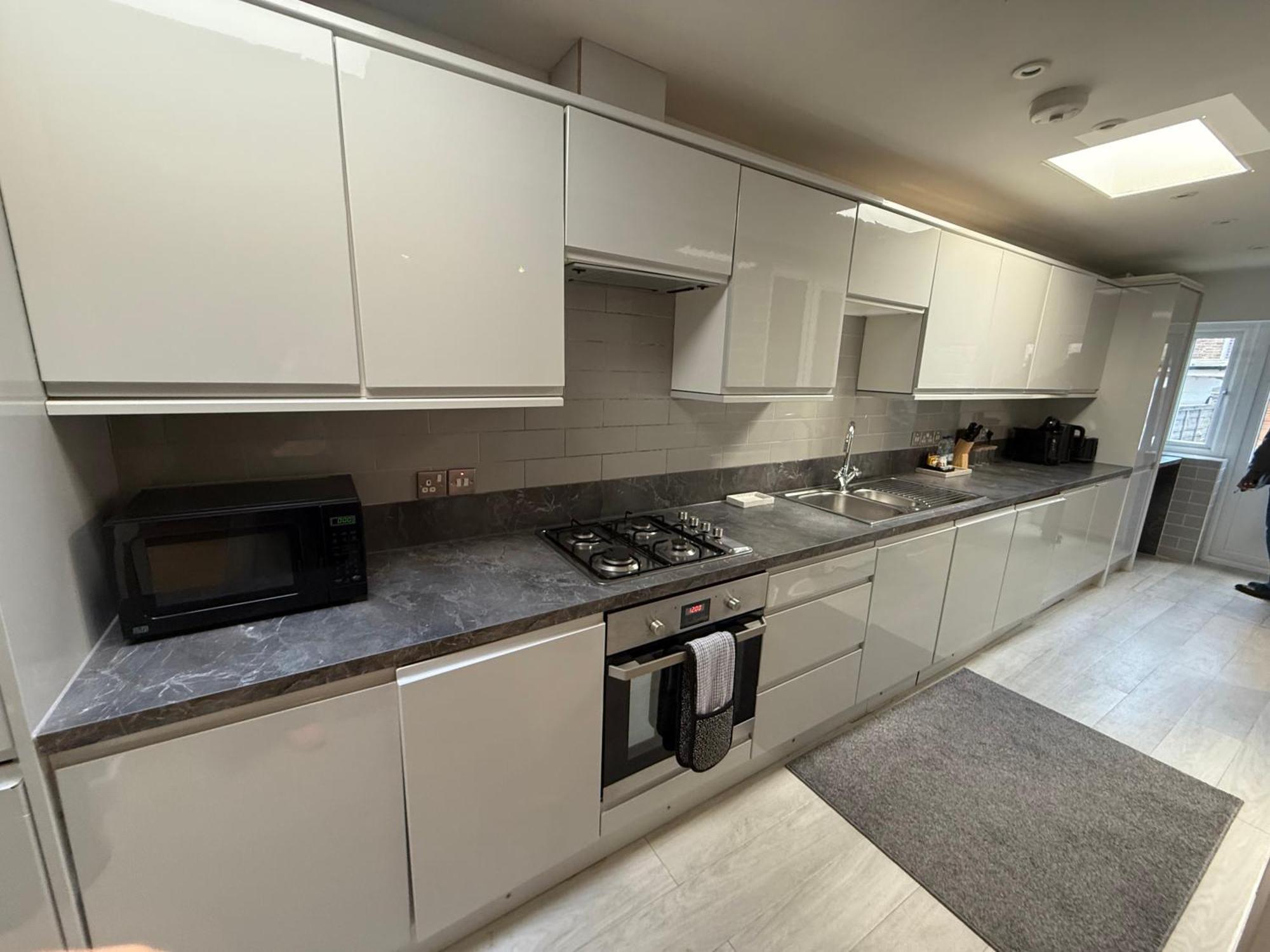 Apartment The Stylish Shamrock City Escape - Luxury Apt With Garden - Near Westfields - Sleeps 8 *