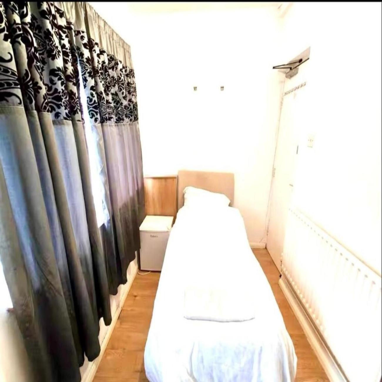 R8 Single Bed Superb En *