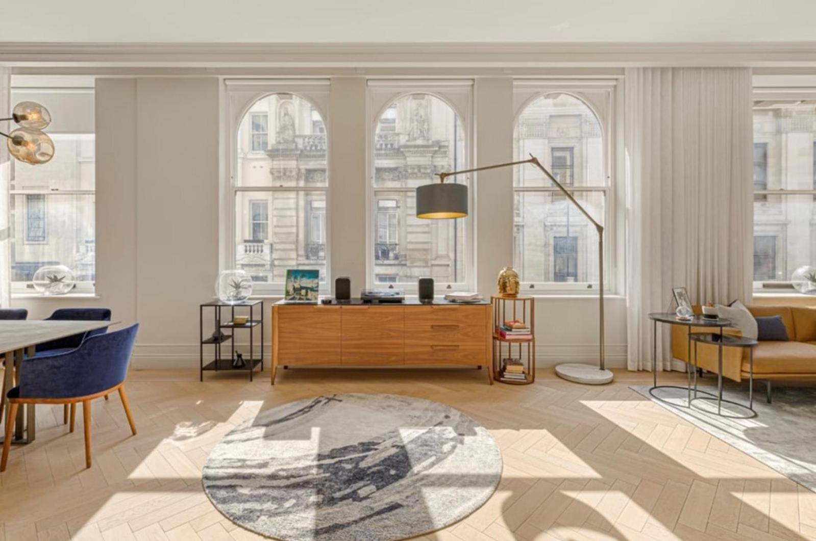 Unrivaled Elegance In 3 Bedroom Covent Garden Apartment *