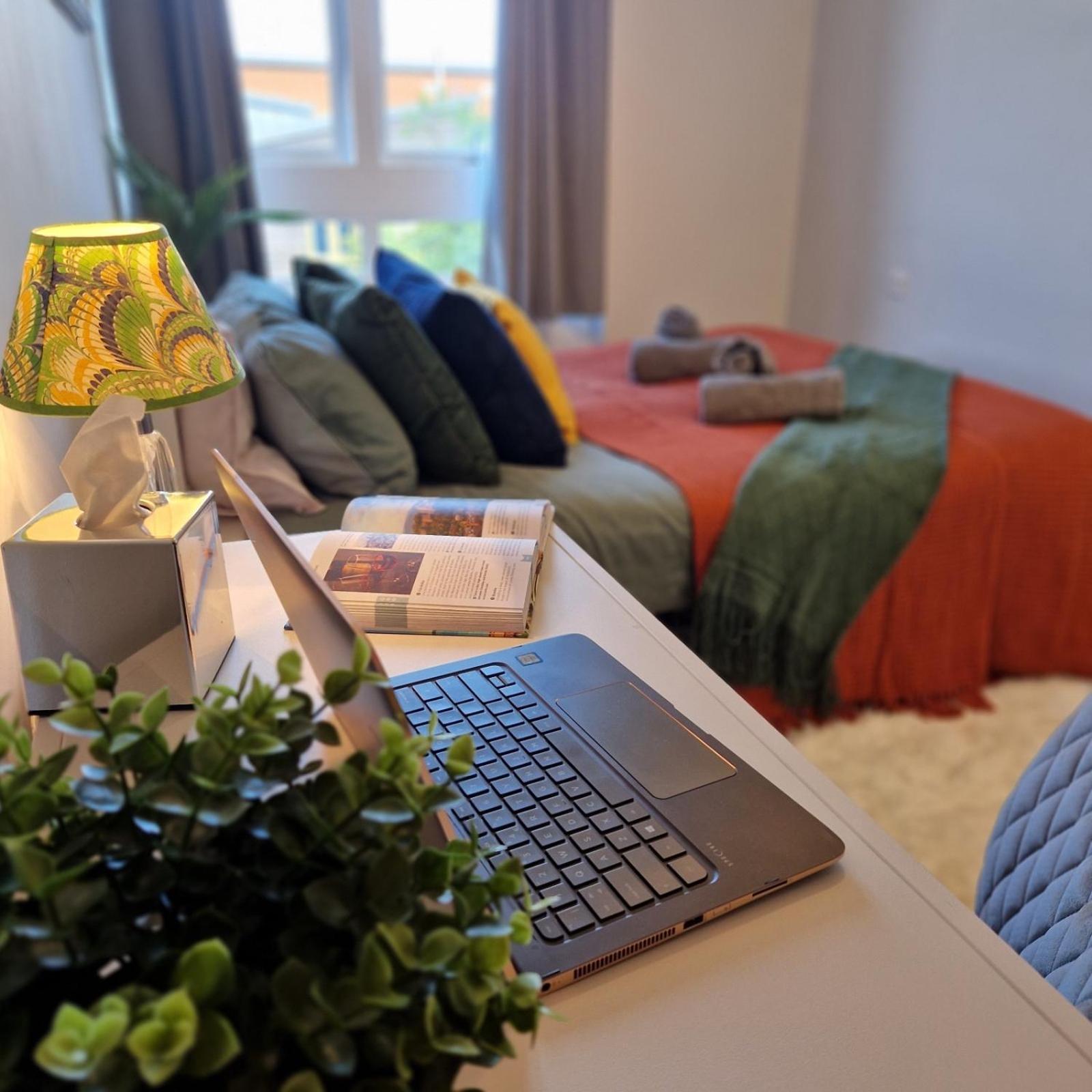 New, Refurbished Modern & Spacious 1 Bed Flat Westfield Shepherd's Bush Free Wi-fi Super King Bed *