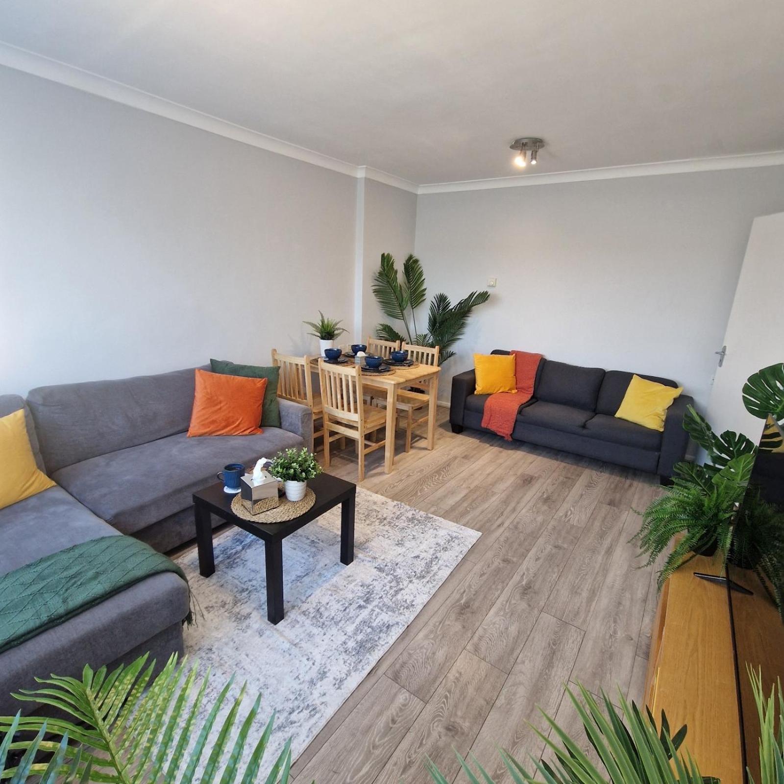 Apartment New, Refurbished Modern & Spacious 1 Bed Flat Westfield Shepherd's Bush Free Wi-fi Super King Bed London