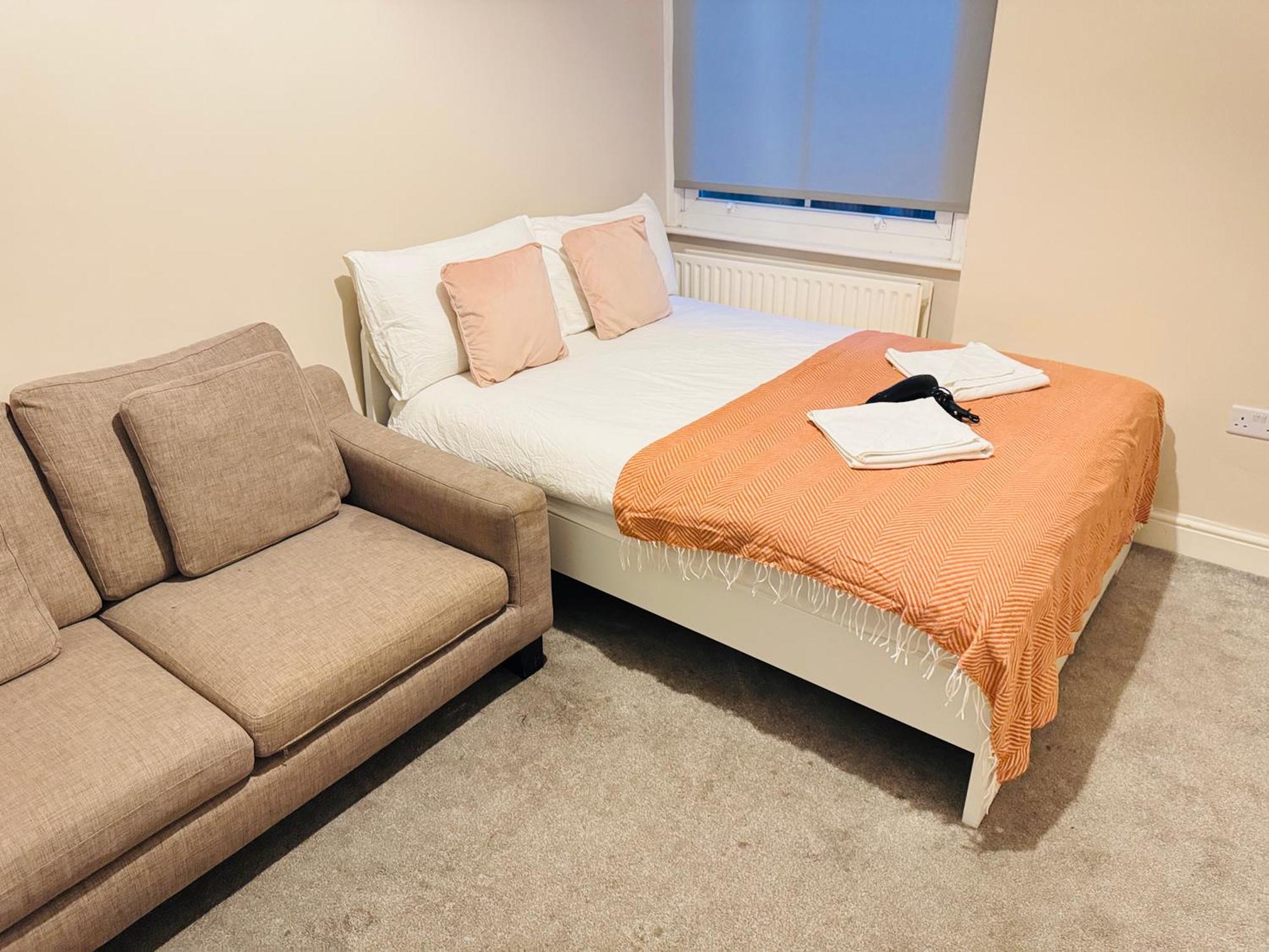 Private Bedrooms In Finsbury Park Station * London
