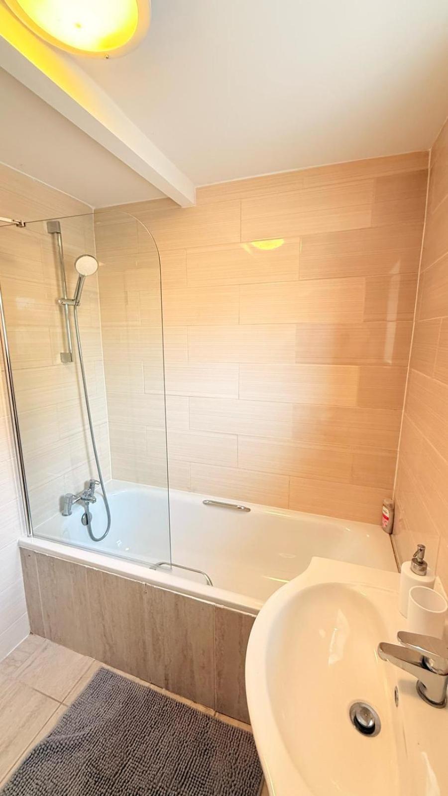 Stylish Close To Center Zone 2 *