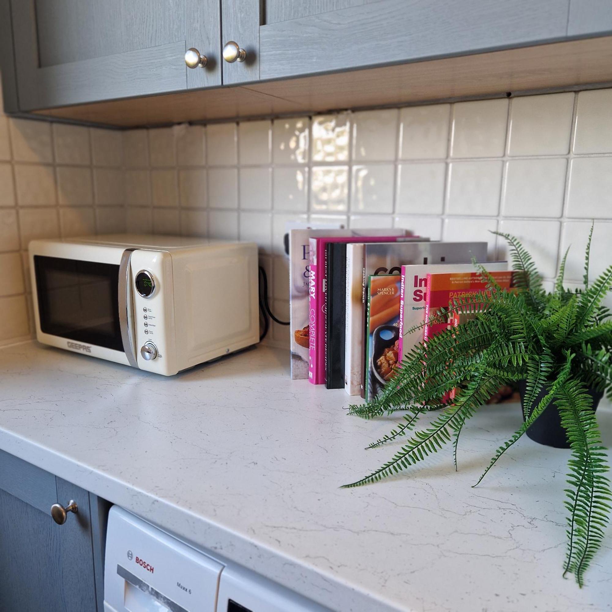 New, Refurbished Modern & Spacious 1 Bed Flat Westfield Shepherd's Bush Free Wi-fi Super King Bed