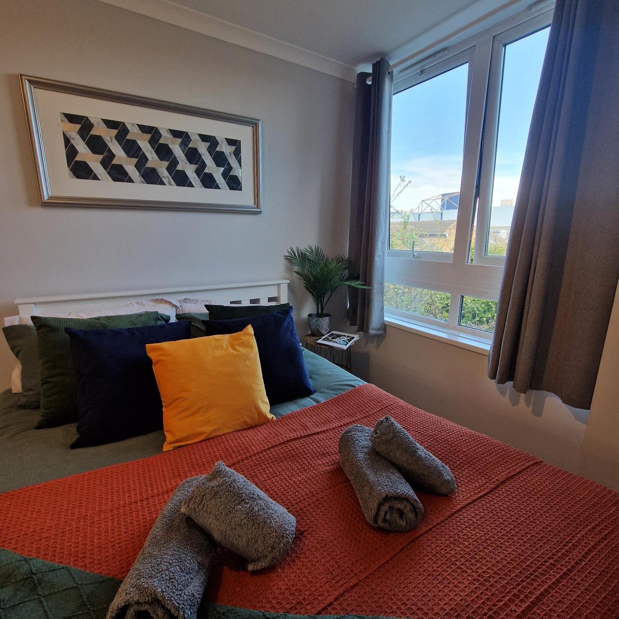 New, Refurbished Modern & Spacious 1 Bed Flat Westfield Shepherd's Bush Free Wi-fi Super King Bed *