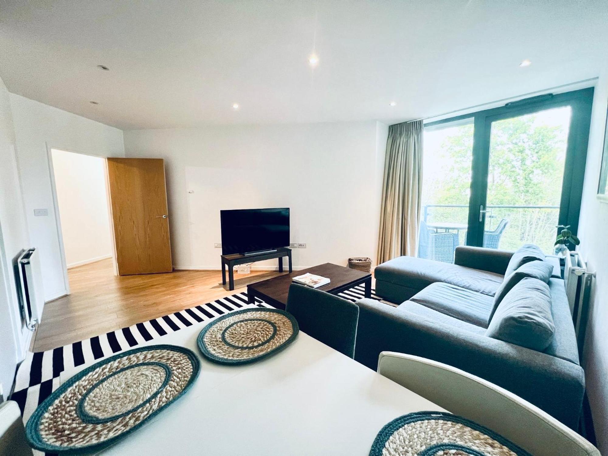 Spacious And Luxury 2 Bed 2 Bath Just 5 Minutes Walk From The Underground