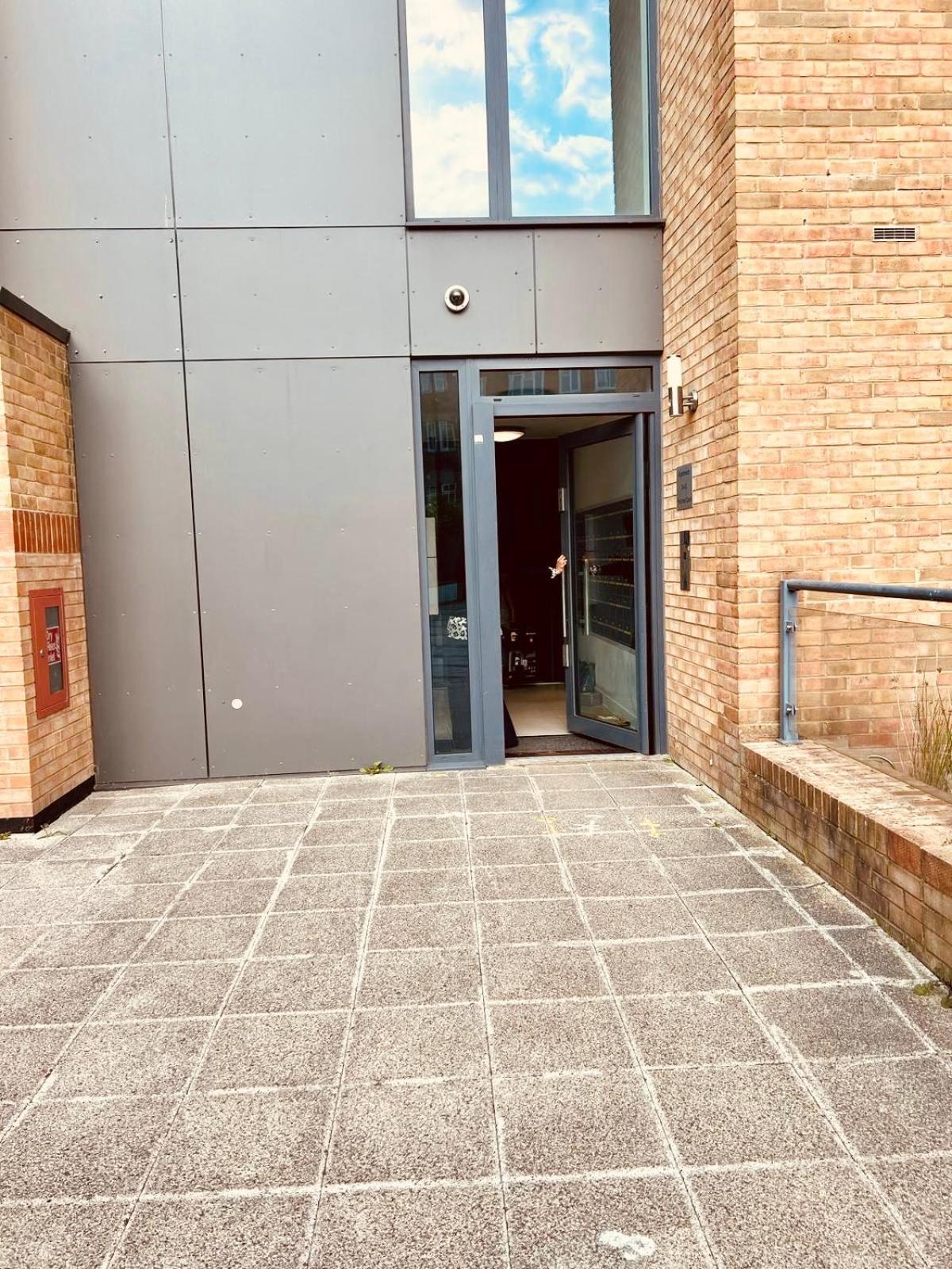 Spacious And Luxury 2 Bed 2 Bath Just 5 Minutes Walk From The Underground Apartment