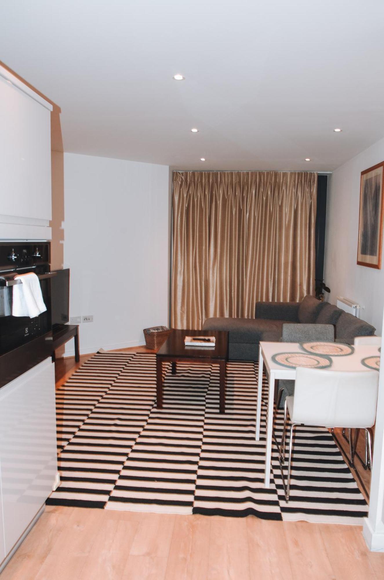 Spacious And Luxury 2 Bed 2 Bath Just 5 Minutes Walk From The Underground * London