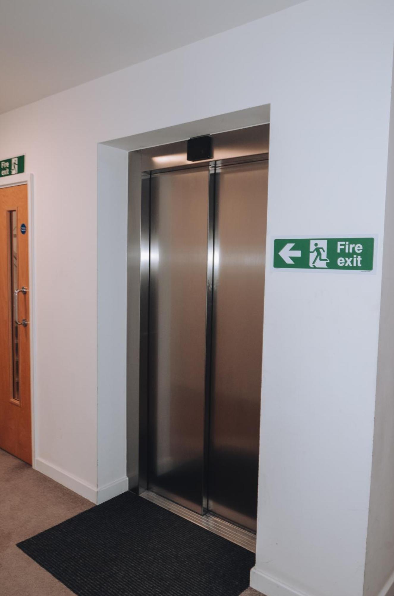 Spacious And Luxury 2 Bed 2 Bath Just 5 Minutes Walk From The Underground *