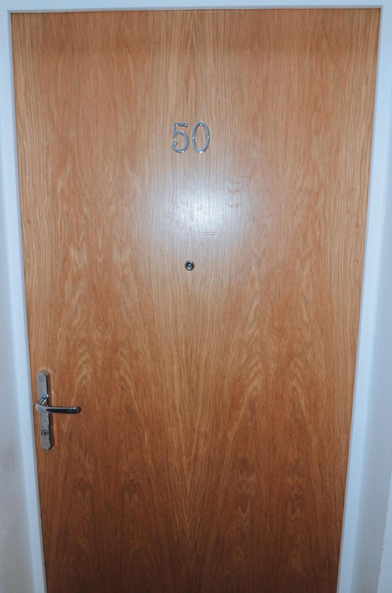 Spacious And Luxury 2 Bed 2 Bath Just 5 Minutes Walk From The Underground *