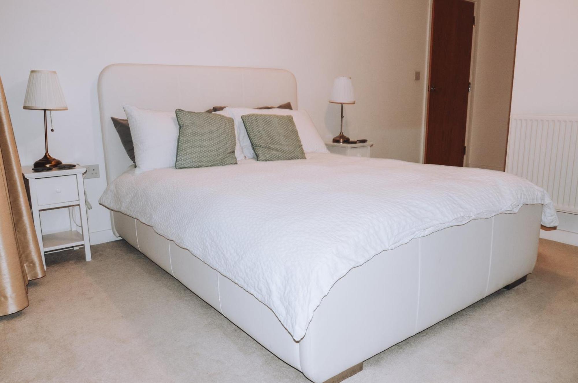 Spacious And Luxury 2 Bed 2 Bath Just 5 Minutes Walk From The Underground London