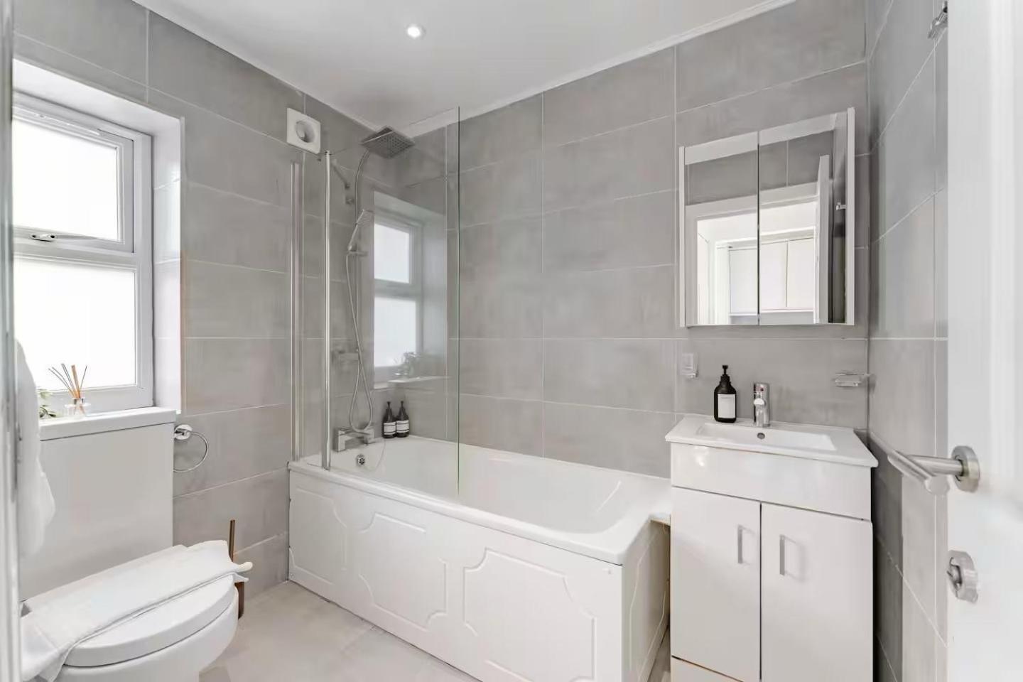 The Stylish Shamrock City Escape - Luxury Apt With Garden - Near Westfields - Sleeps 8 * London